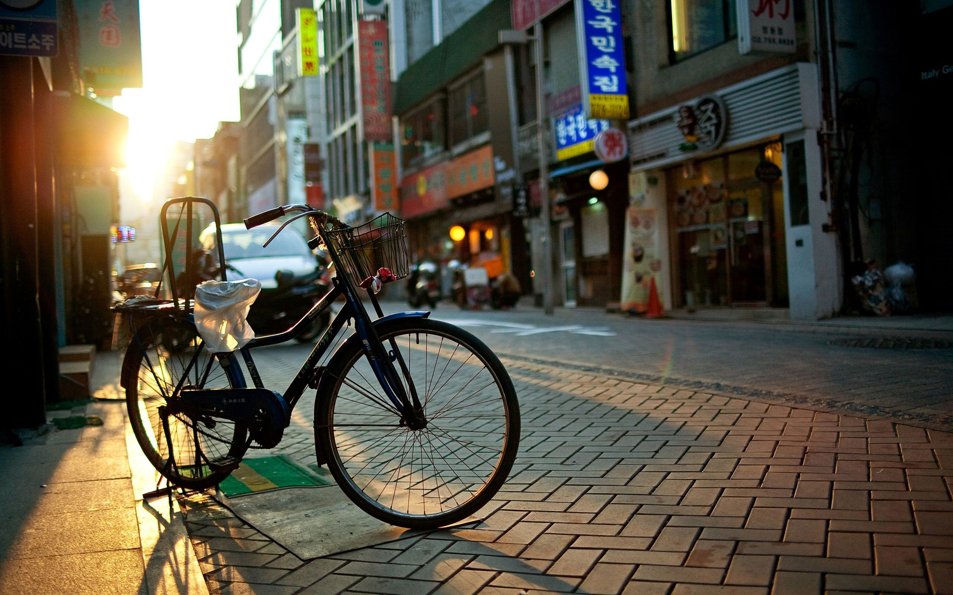 Cycling in Chicago can be simple and inexpensive. Geared bikes are designed for long rides over 10 miles and/or hills. The city is flat and geographically small, so a geared bicycle is unnecessary. Rain, snow, and salt can damage geared bikes, costing hundreds in tune ups, parts, and maintenance annually. Single Speed/Fixed gear bikes require minimal maintenance. 