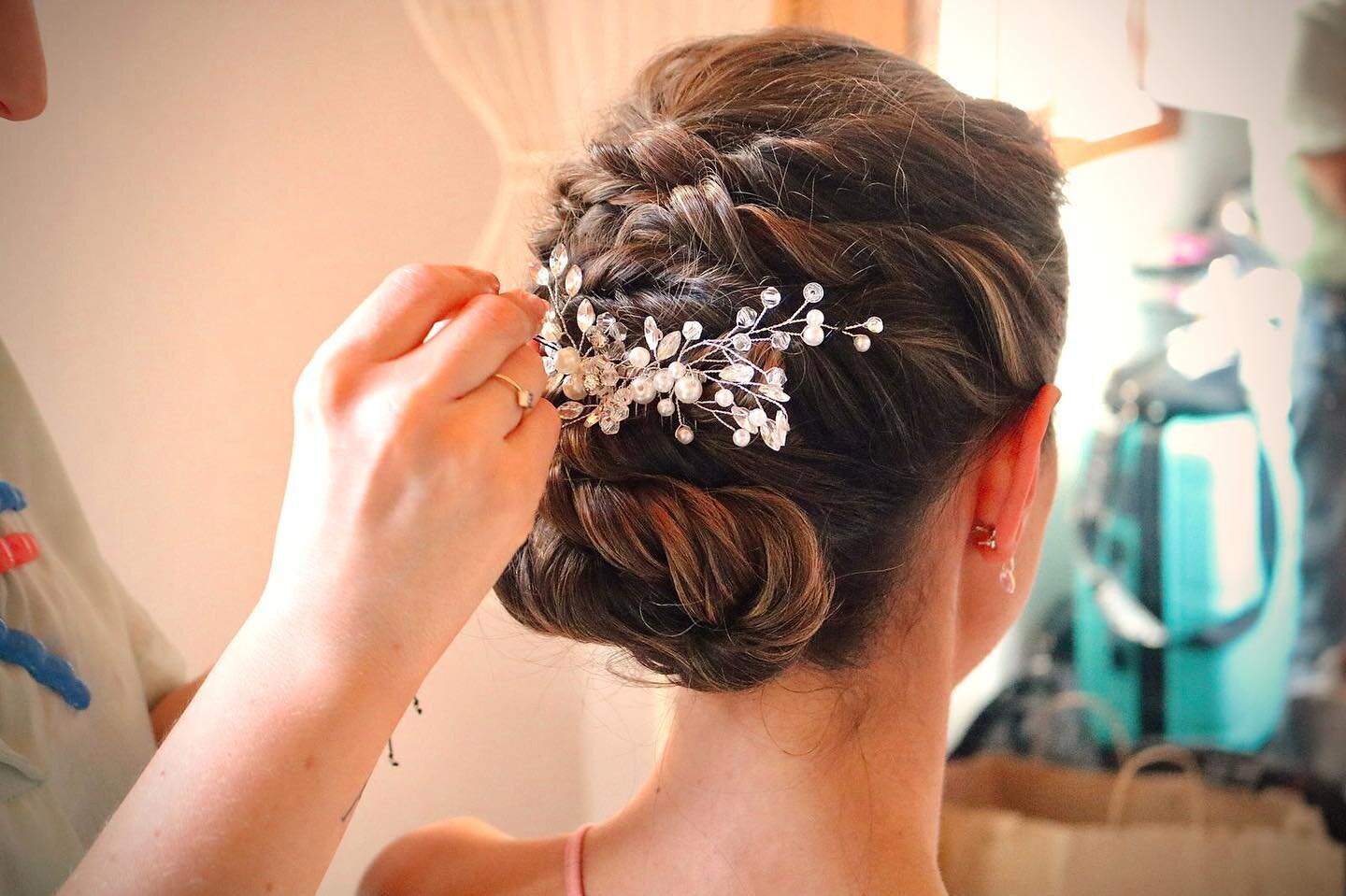 💗 tomado pada @clau__mc #updohairstyles #bride