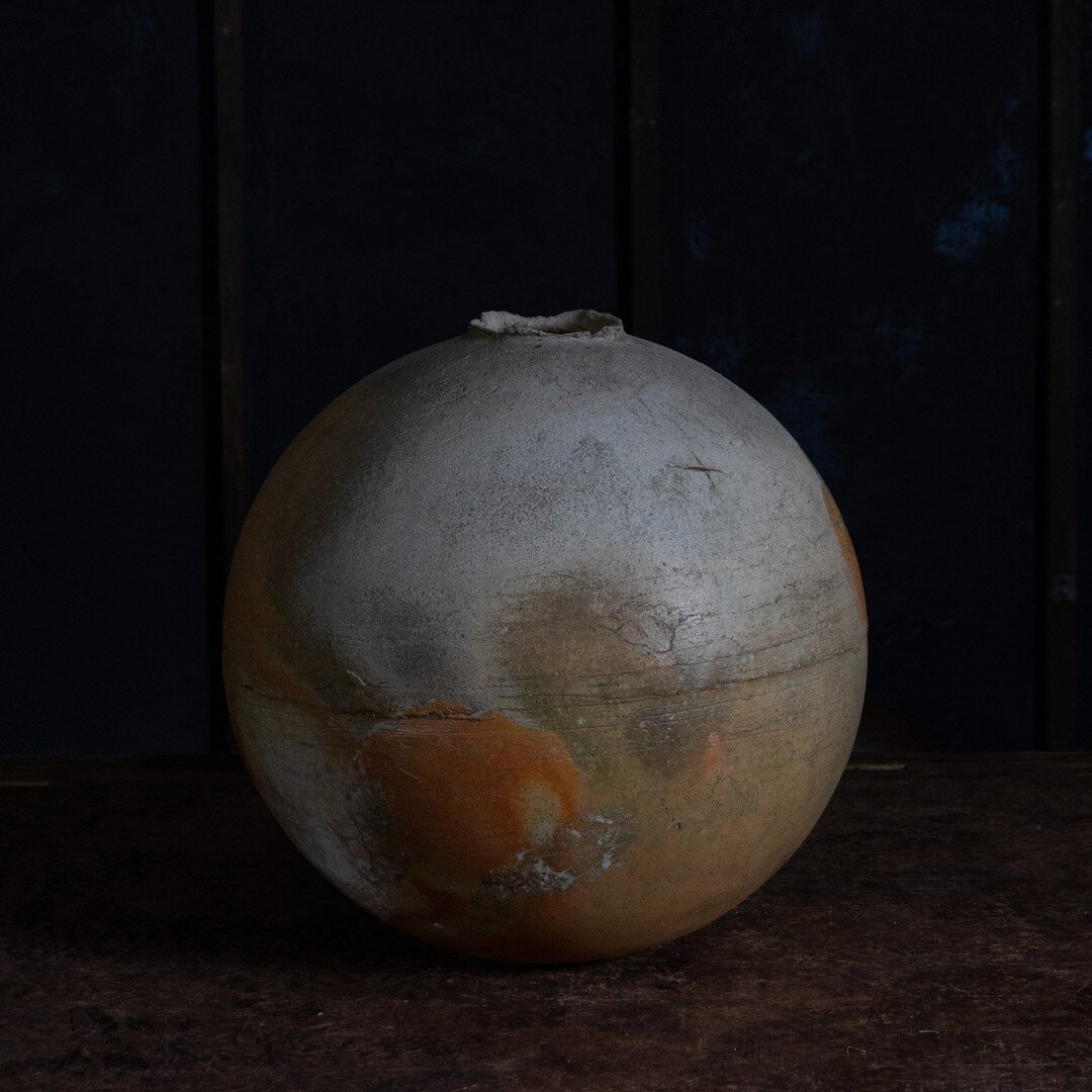 丸壺(大)　2011年　辻村史朗
実物も店頭でご覧いただけます。

Large Sphere Tsubo vase 2011, by Shiro Tsujimura.
The actual piece can be seen and avilable in the store.

#shirotsujimura #辻村史朗 #tsujimurashiro #大壺 #largevase #tsubo #sphere