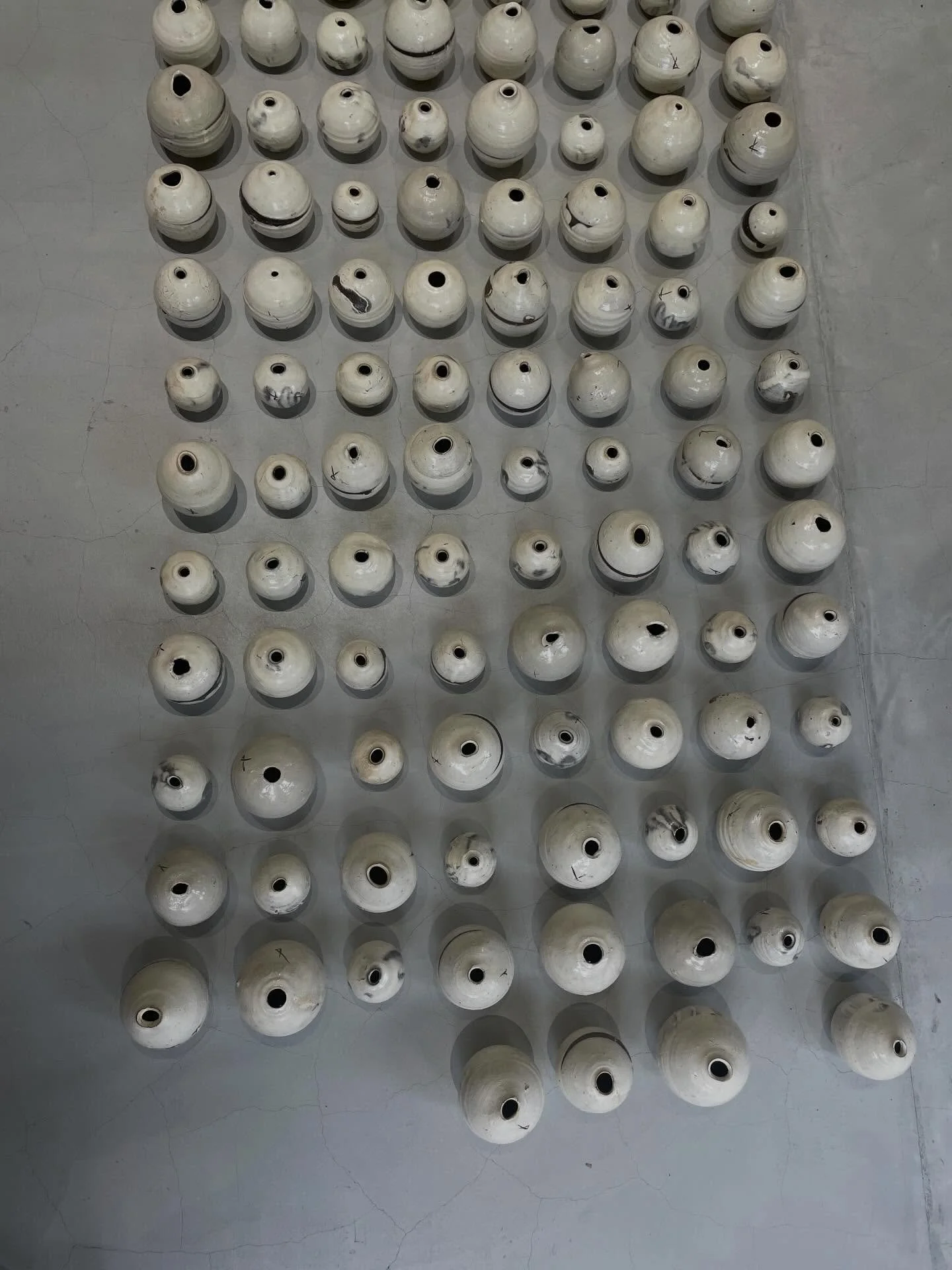 White round jars. Many jars. #shirotsuhimura #辻村史朗