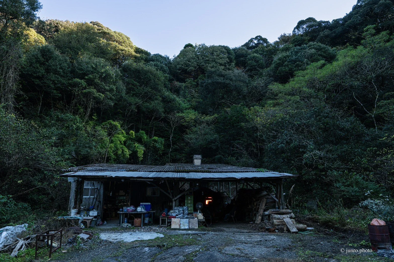 山の中に、その窯はある。

鹿児島。木々に囲まれた一軒の小屋。ここで、山仁田窯の器は生まれます。プロの作家ではなく、ただ作りたいという気持ちで集まった人たちの純粋な手によって。

「FROM THE STUDIO」では、その器を東京・麹町でご覧いただけます。

会期｜6月4日（木）〜24日（水）
📍東京都千代田区麹町4-5-10 1F

#山仁田窯 #yamanitagama #器 #陶芸 #pottery #ceramics #japanesepottery #woodfired #craf
