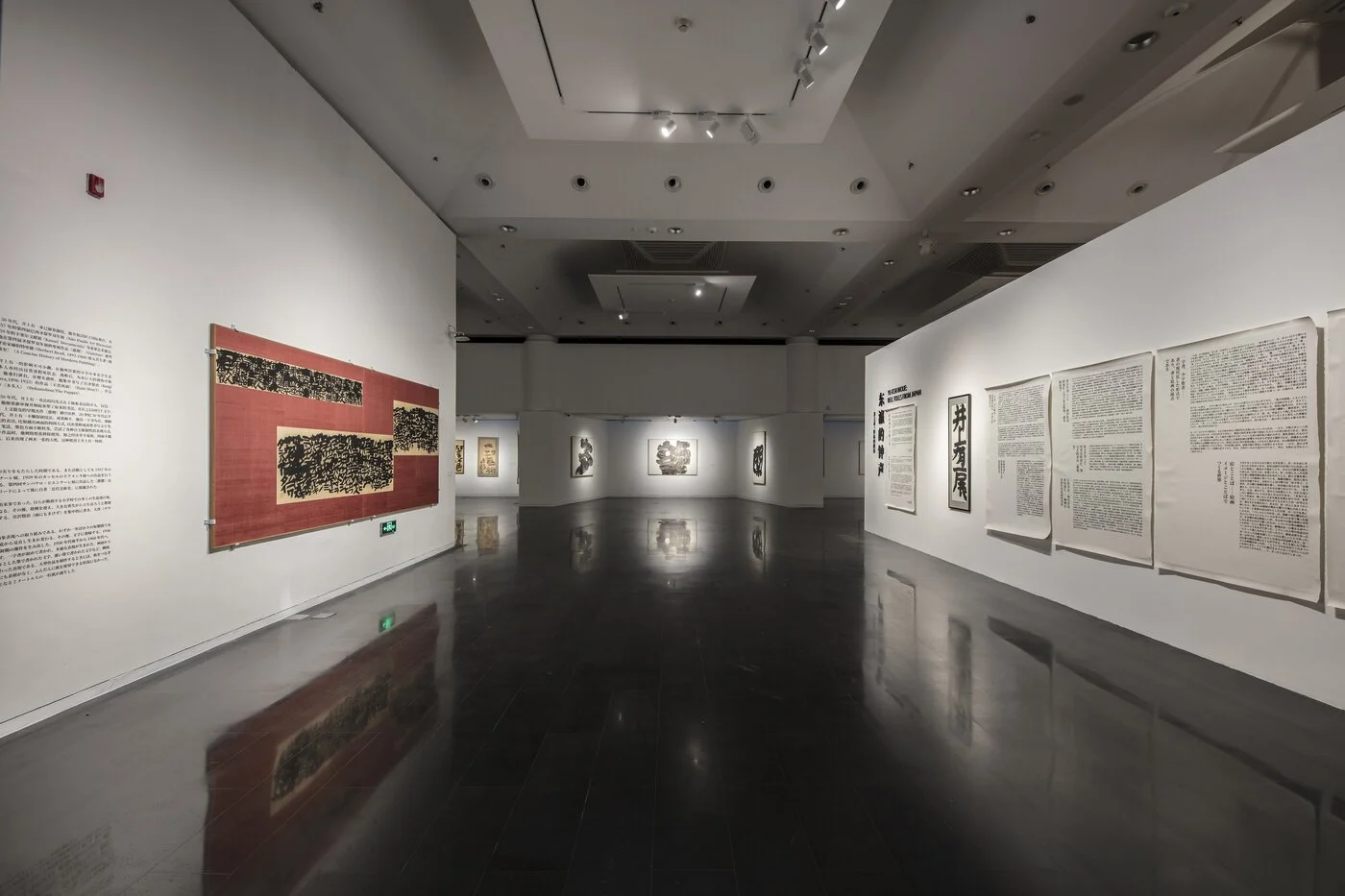 03_gallery-overview-red-wall.jpg