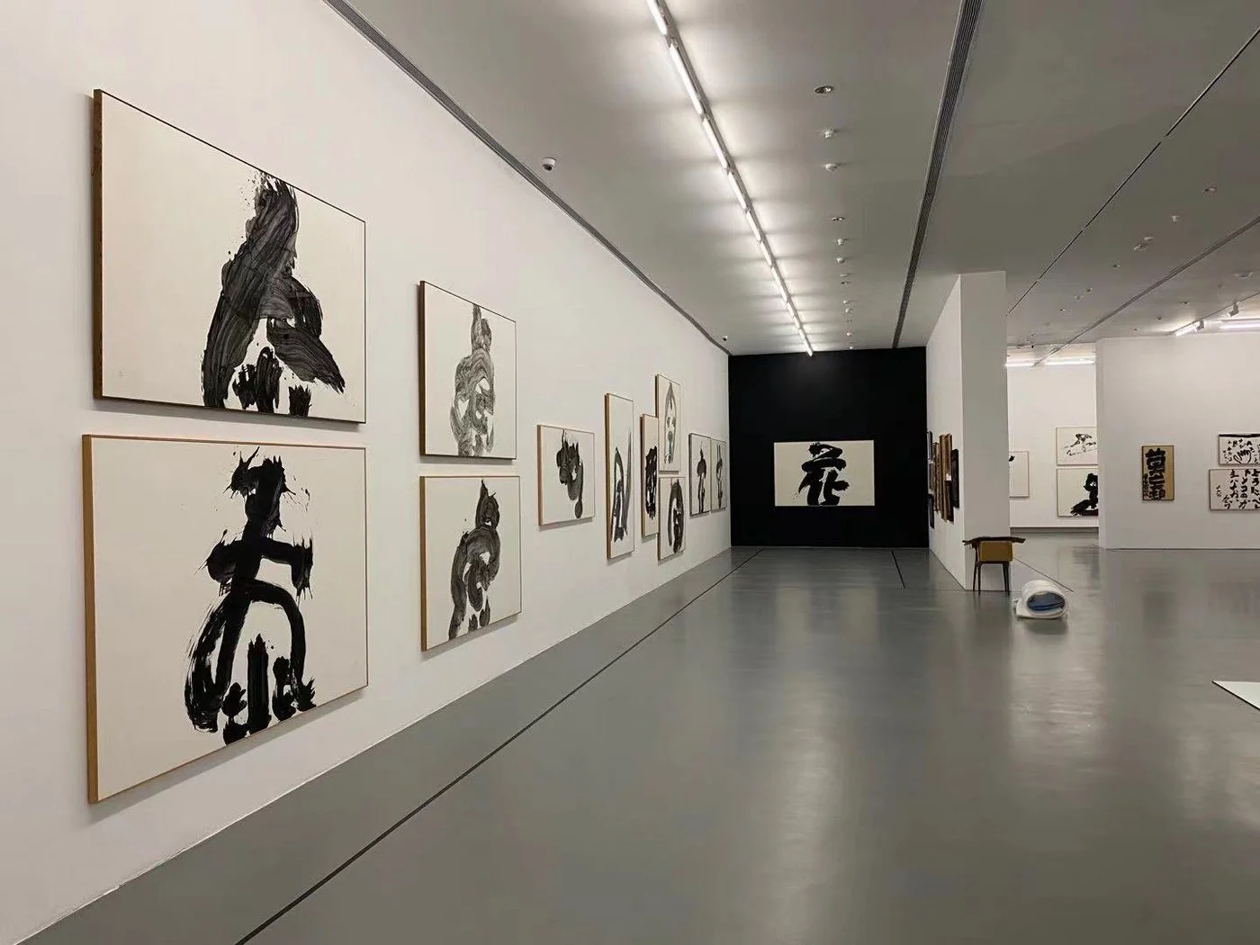 05_corridor-black-wall.jpg