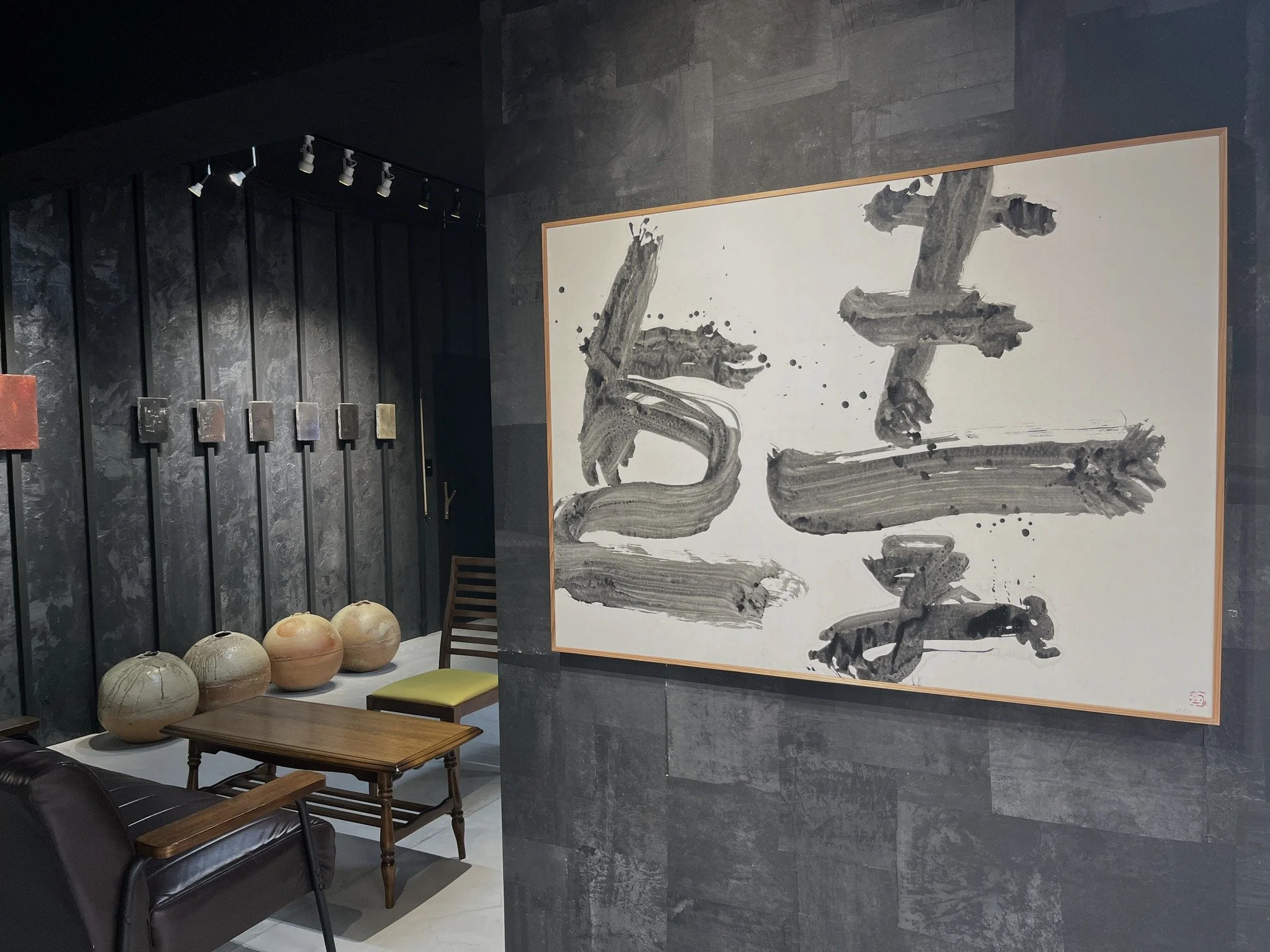 井上有一『素直』を中心に、辻村史朗の陶芸・油絵作品が並ぶ展示室。紙と墨を専門とする私たちですが、同じ作家による別種の作品も幅広くお取り扱いしています。

#井上有一 #辻村史朗 #ギャラリー #現代アート #yuichiinoue #shirotsujimura