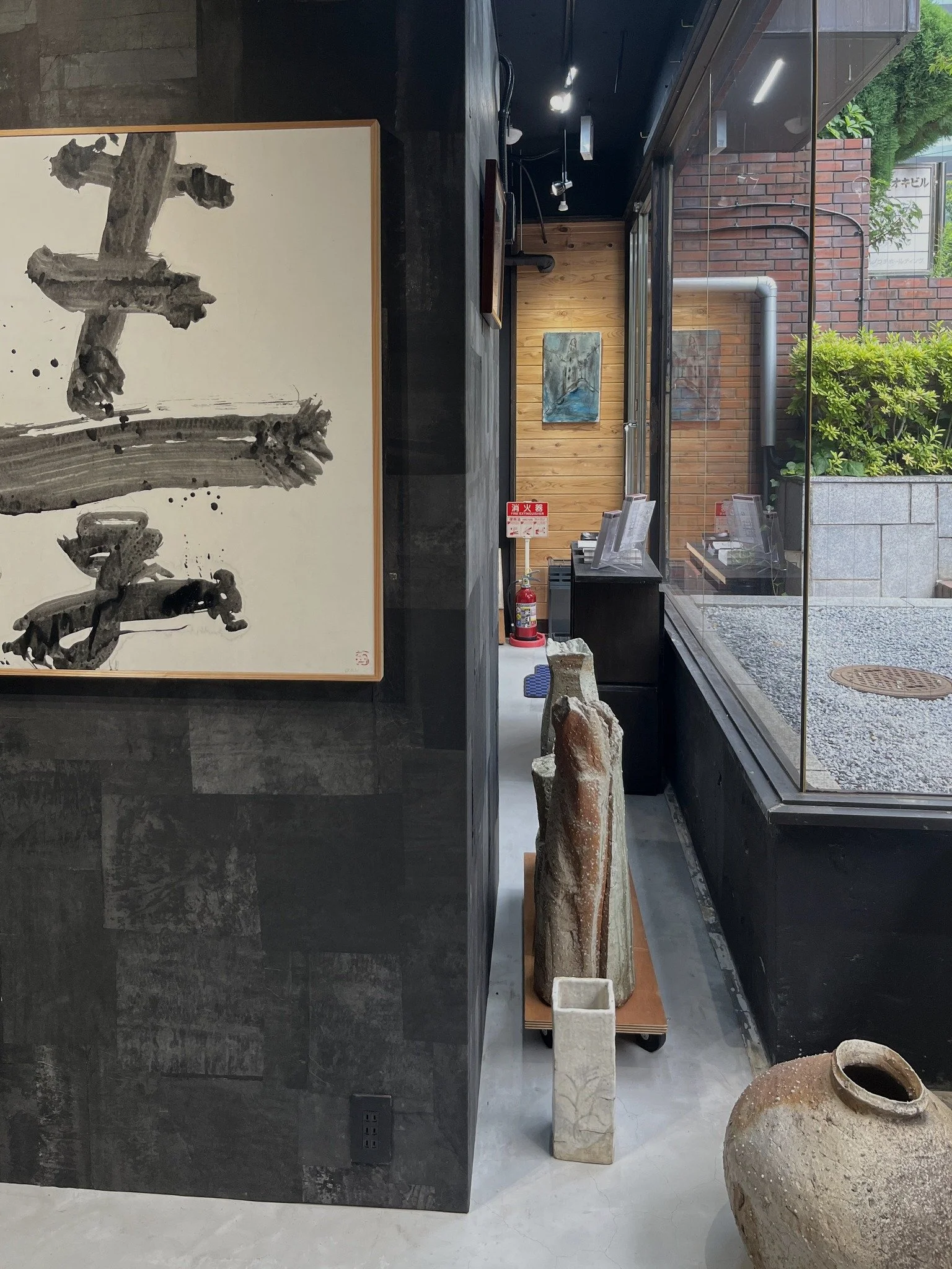 通路の先に佇む、井上有一『素直』。傍らには辻村史朗の面取り花器も並びます。奥に見えるのは辻村史朗油絵「ベニス」。

#井上有一 #書 #墨 #辻村史朗 #陶芸 #ギャラリー #yuichiinoue #shirotsujimura #japaneseart