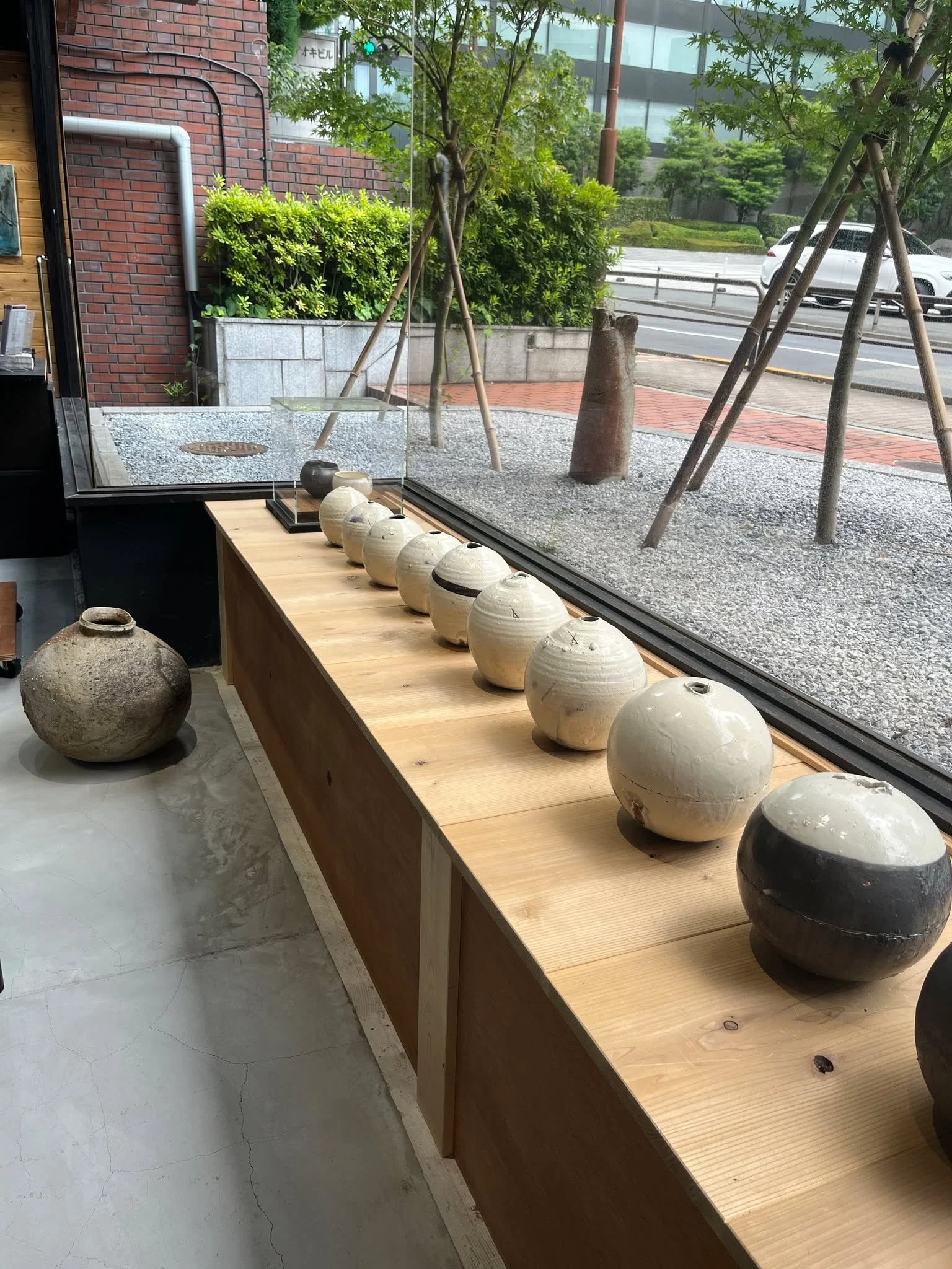 光の差し込む窓辺に並んだ、辻村史朗の丸壺たち。ひとつひとつ異なる景色を纏う、手仕事ならではの表情をご覧ください。

#陶芸 #辻村史朗 #うつわ #現代アート #ギャラリー #shirotsujimura #ceramicart #japaneseart