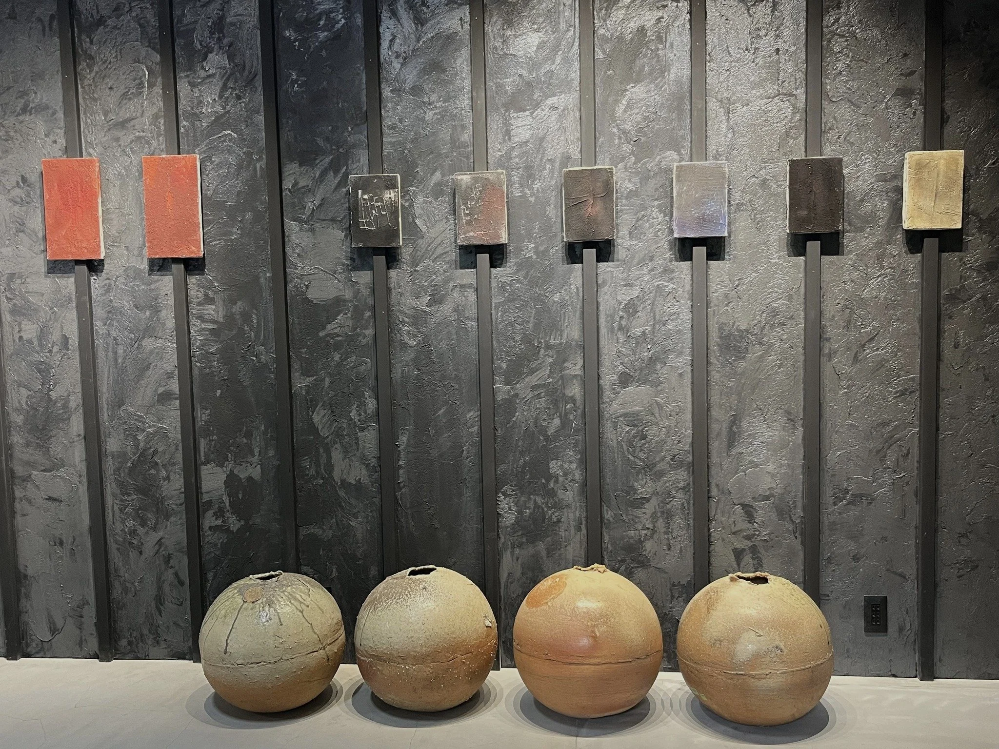 壁に並ぶ辻村史朗の油絵「抽象」と、足元の丸壺。制作年代の異なる丸壺たちです。

#辻村史朗 #油絵 #現代アート #ギャラリー #shirotsujimura