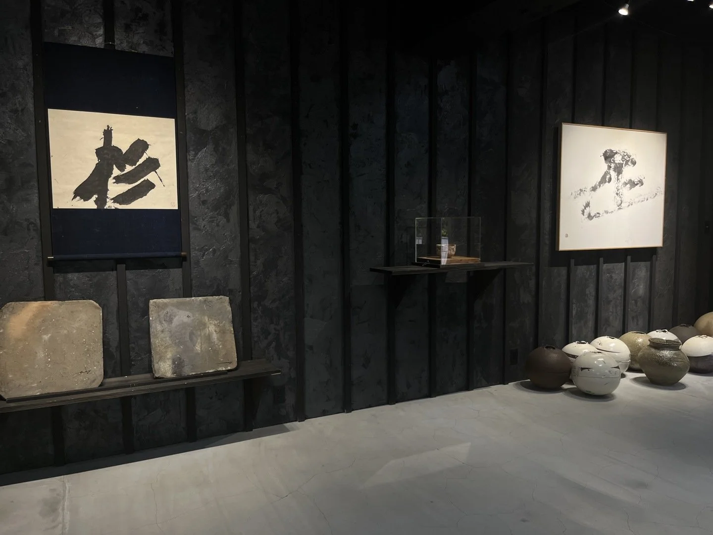 かみ屋コレクション展001　

麹町へ移ってから初めてのコレクション展です。今後も続けてまいります。

　会期　9月14日（月）― 10月9日（金）
　会場　かみ屋 麹町　千代田区麹町4-5-10 麹町アネックス1階
　木曜・金曜　11:00―16:00　ご予約不要
　月曜―水曜　ご予約制／土曜・日曜　休廊