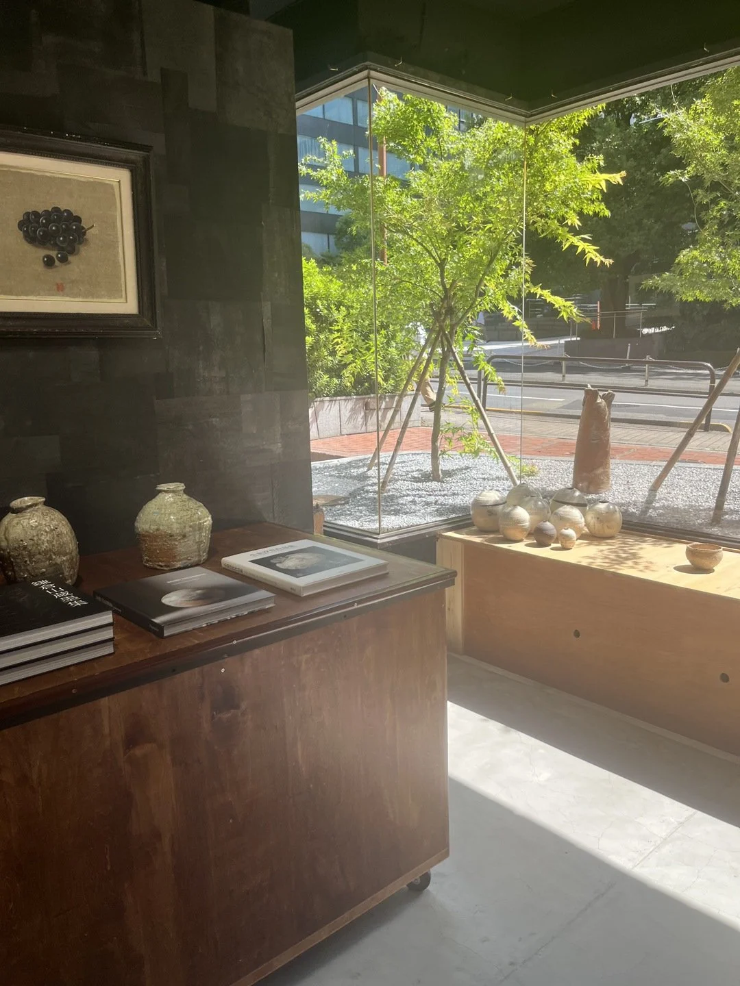 "小泉淳作「ぶどう」。日本画の本画です。

一粒ずつ、粉が吹いたところまで描かれています。

─────────

Junsaku Koizumi, ""Grapes"" &mdash; nihonga.

Painted down to the bloom on each grape.

かみ屋コレクション展 001
2026年9月14日（月）― 10月9日（金）
木曜・金曜 11:00―16:00 ご予約不要／月曜―水曜 ご予約制／土曜・日曜