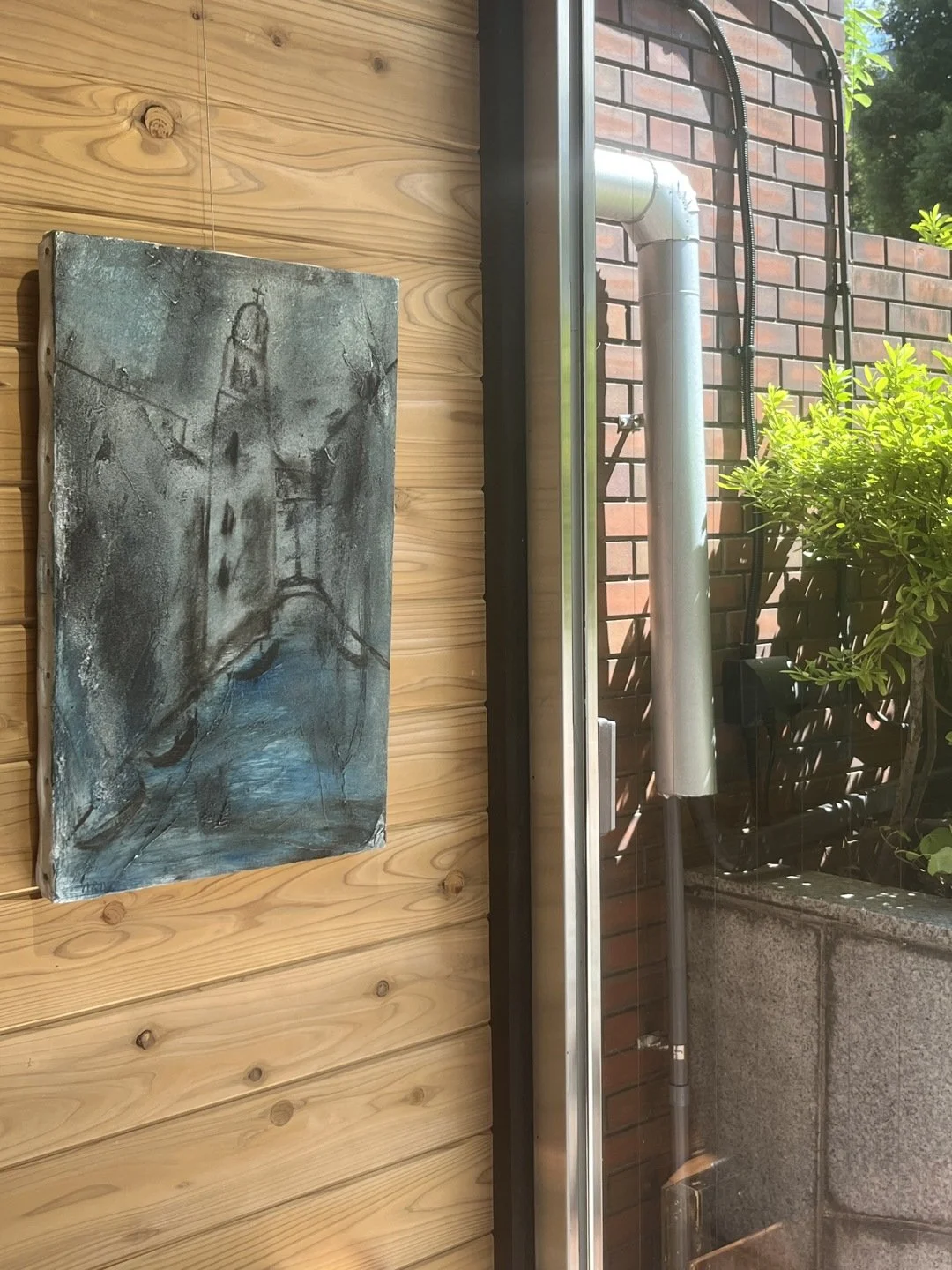 "辻村史朗は、油絵も描きます。今回は二点。

「ベニス」は、青と黒が厚く重なった画面です。

「満月」には箔が押されています。
暗い画面の上に、金箔の月がひとつ。

─────────

Shiro Tsujimura paints in oil as well. Two works here.

""Venice"" &mdash; blue and black, thickly worked.

""Full Moon&q