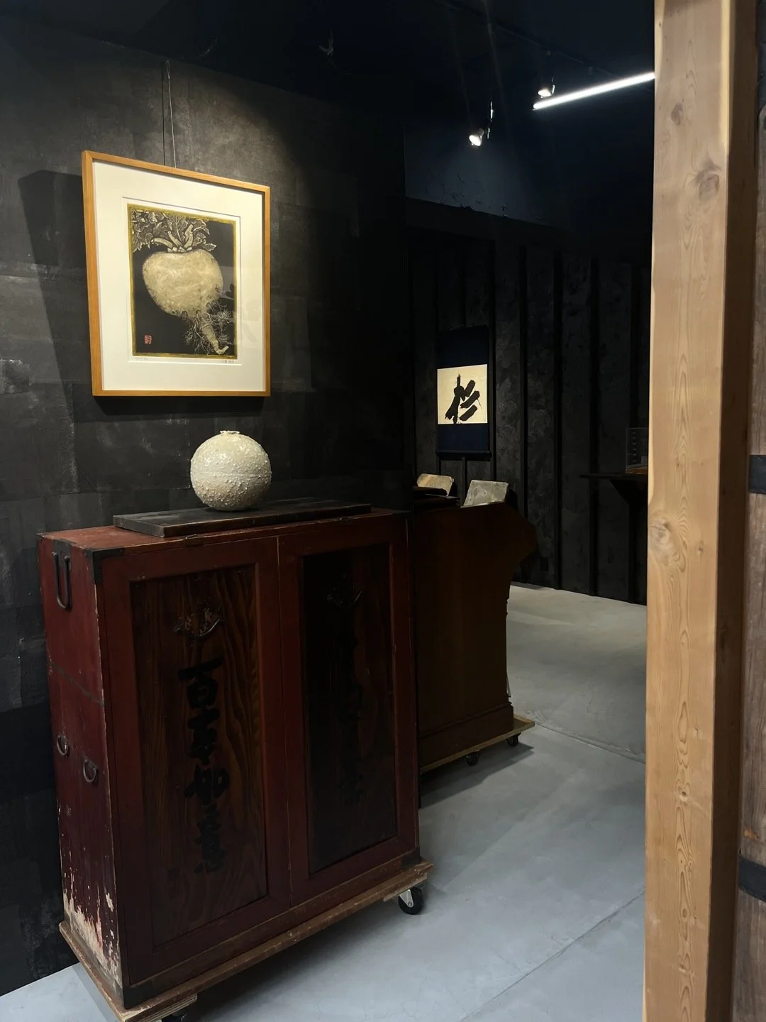 "小泉淳作の銅版画、「つるほ」と「かぶ」。

「ぶどう」は本画でしたが、こちらは版画です。

白い花が縦に連なるところ、
一つひとつが銅版に彫られた線で出来ています。

日本画と版画では、線の出かたがまるで違います。

─────────

Copperplate engravings by Junsaku Koizumi.

The same artist who painted the grapes in nihonga,
here working in incised line.