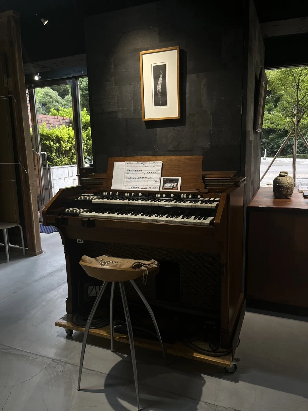 "展示室にハモンドオルガンがあります。今回は、これも展示品です。

隣にあるのはレスリースピーカー。
中でスピーカーが回転して、音が揺れて聞こえる仕掛けです。
ハモンドの音は、この箱を通って初めて完成します。

書と陶と絵画の中に、楽器が一台。

─────────

A Hammond organ stands in the gallery, with its Leslie speaker.

Inside the cabinet, a rotating horn gives the