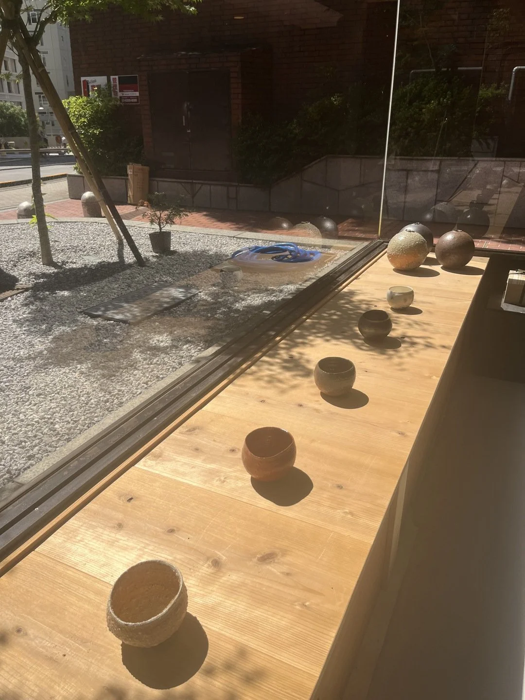 "茶盌は、上からと、裏からも見ます。

見込みに釉がどう流れたか。
高台をどう削ったか。陶印がどこに押されているか。

手に取ると、思ったより軽い、思ったより重い。
写真では伝わらないところですが、
持ったときの大きさだけでもお伝えできればと思います。

会期は明日までです。

─────────

A tea bowl is read from above, and from beneath.

How the glaze pooled. How the foot was cut. 