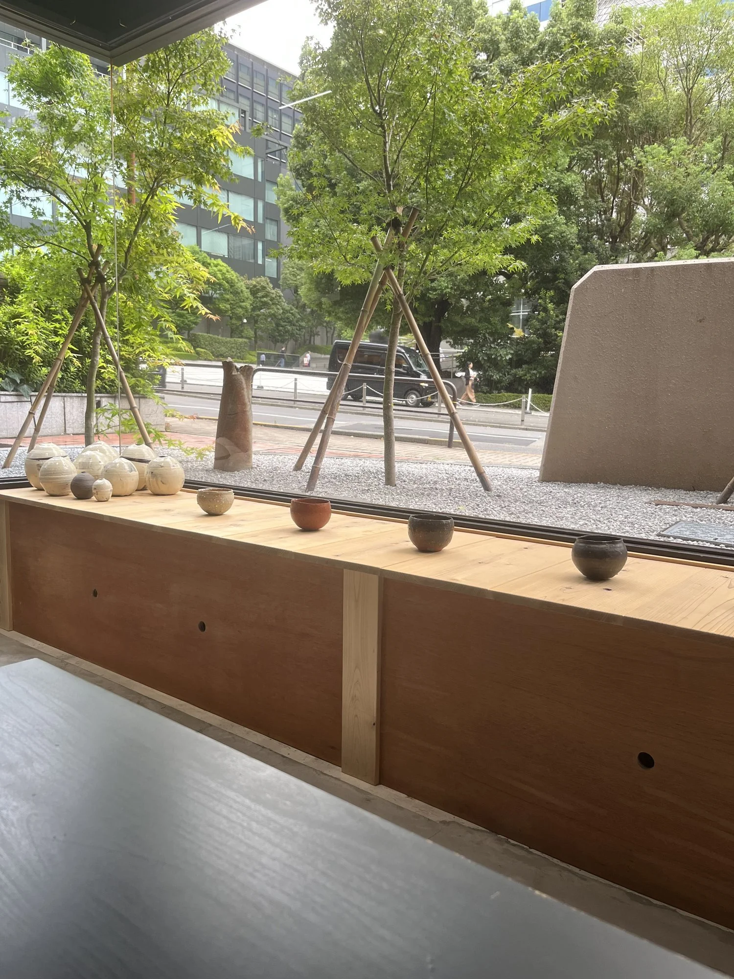 Round jars and tea bowls by Shiro Tsujimura by the window