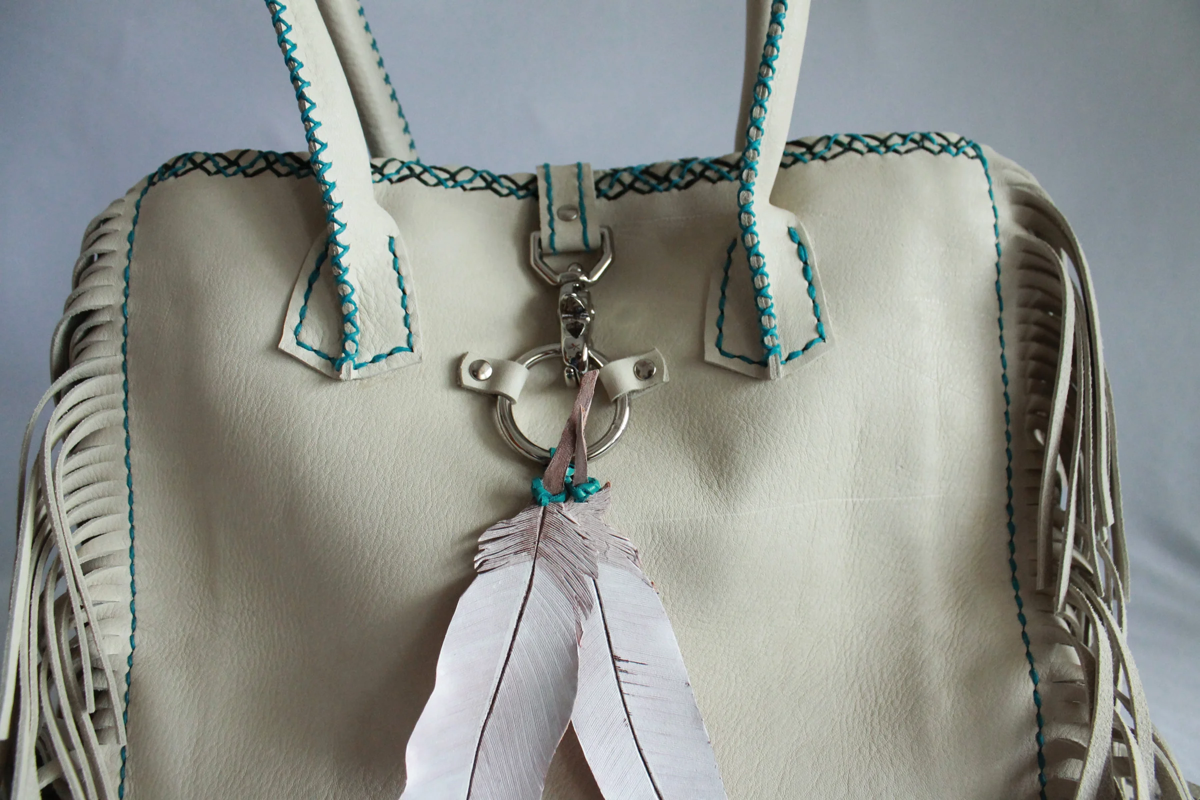 This Chinook purse, due to its light color, was treated with two coats of Montana Pitch Blend. The wax helps to protect the leather while the oil slightly darkened the leather while making it more rich and supple.