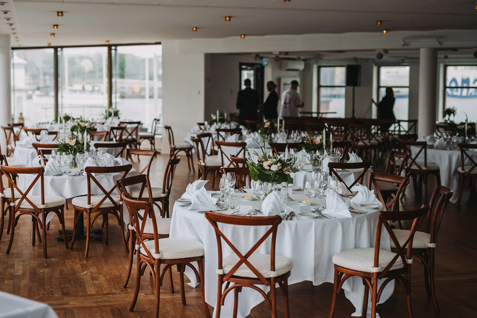 Runda bord bruna stolar the view.jpg