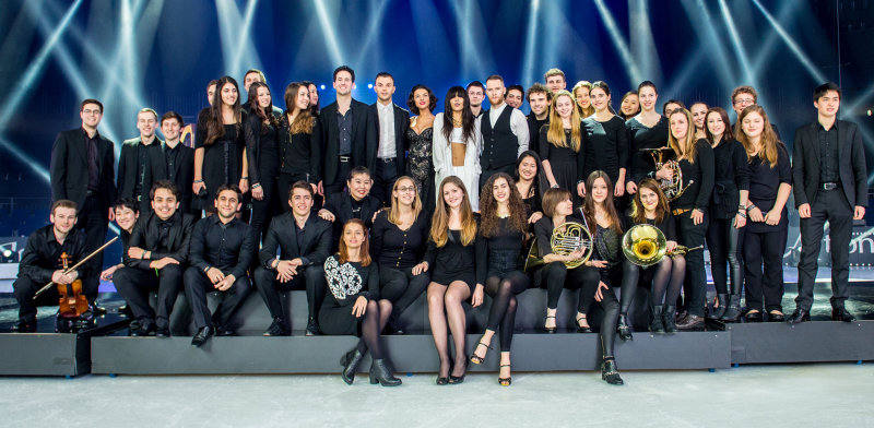 January 2014: With a crowd of more than 80'000 people in the Zurich Hallenstadion, Draganov conducted the YOUTH CLASSICS Orchestra at Art on Ice . On the program was, among others, the piano concertos by Grieg and Rachmaninoff, which were performed with the world famous pianist Khatia Buniatishvilli , and the "Nutcracker" by Tchaikovsky.