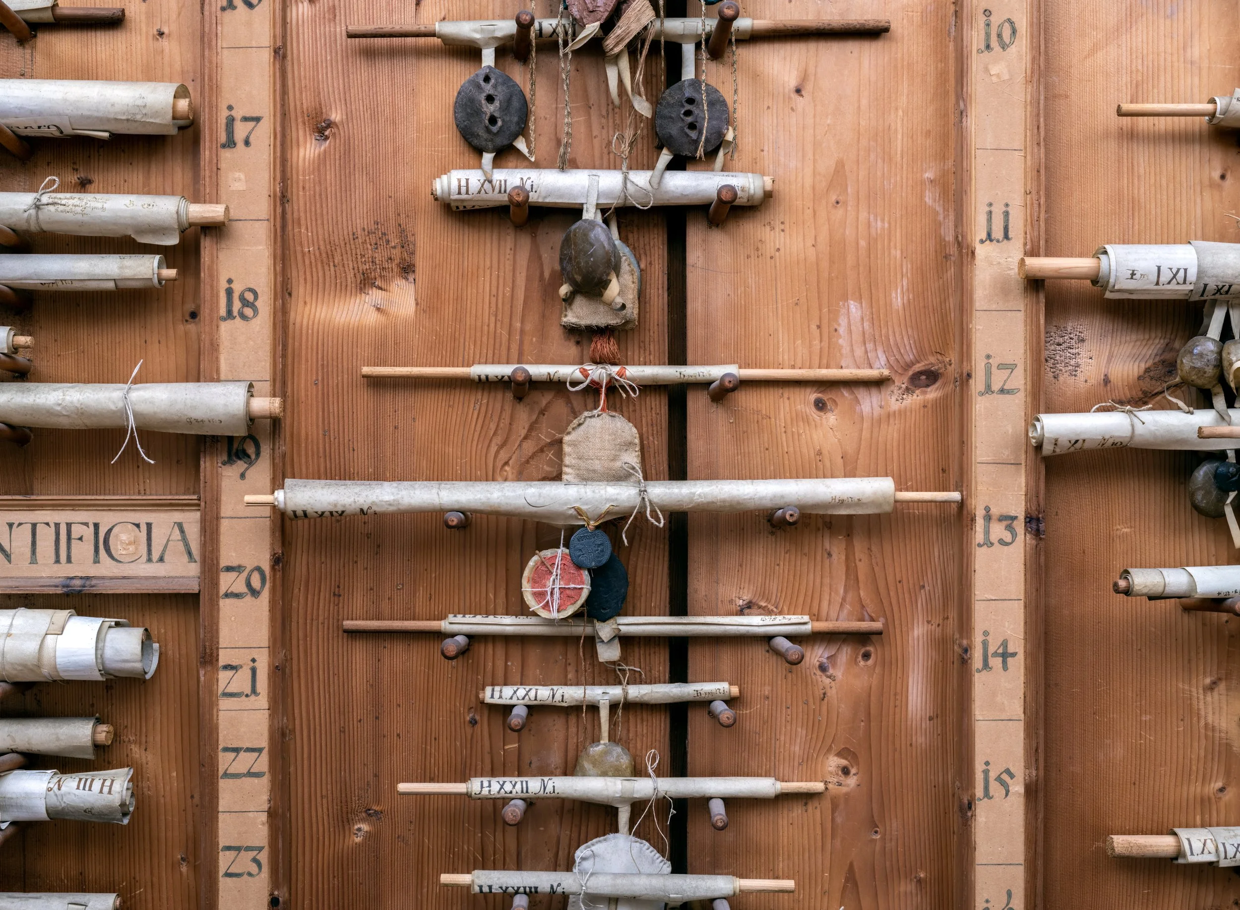 202210_STIFT STAMS_ Archiv Dokumentenrollen.JPG