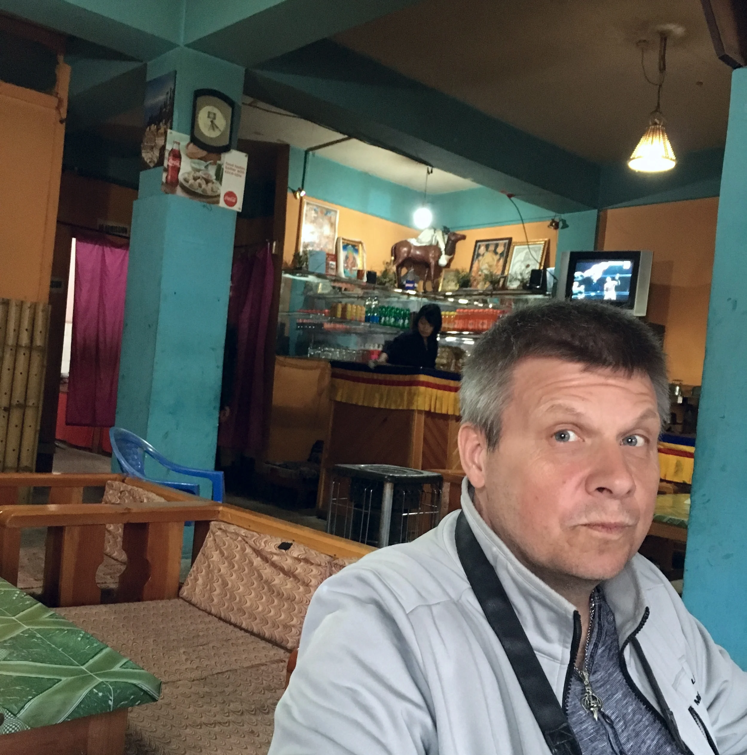 Baari ja baarin asiakas P. Puhakka