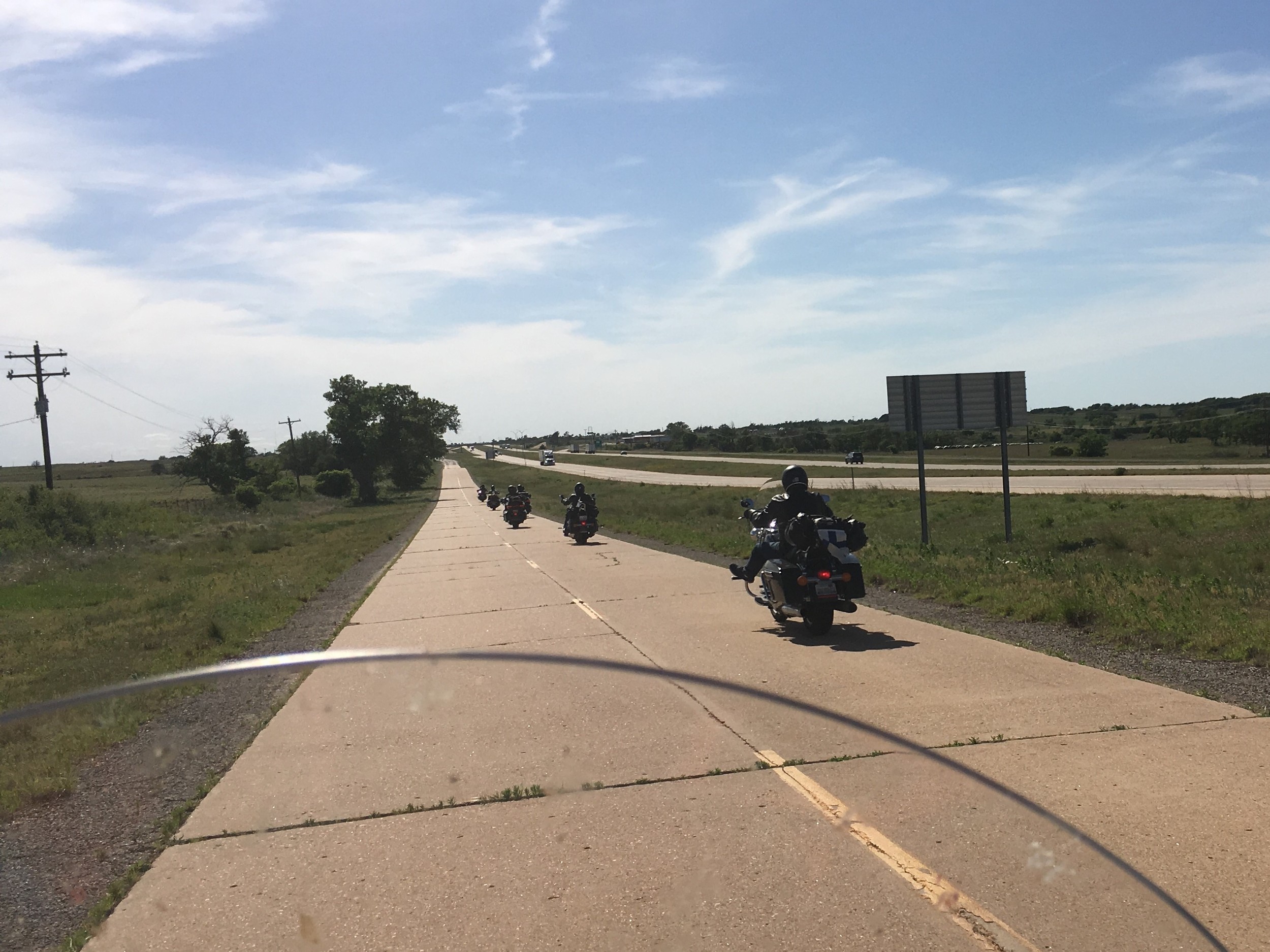 Oklahoma Cityn jälkeen Route jatkuu idyllisenä maaseudun halki, välillä pikkukyliin poiketen. Interstate 40 molemmin puolin...