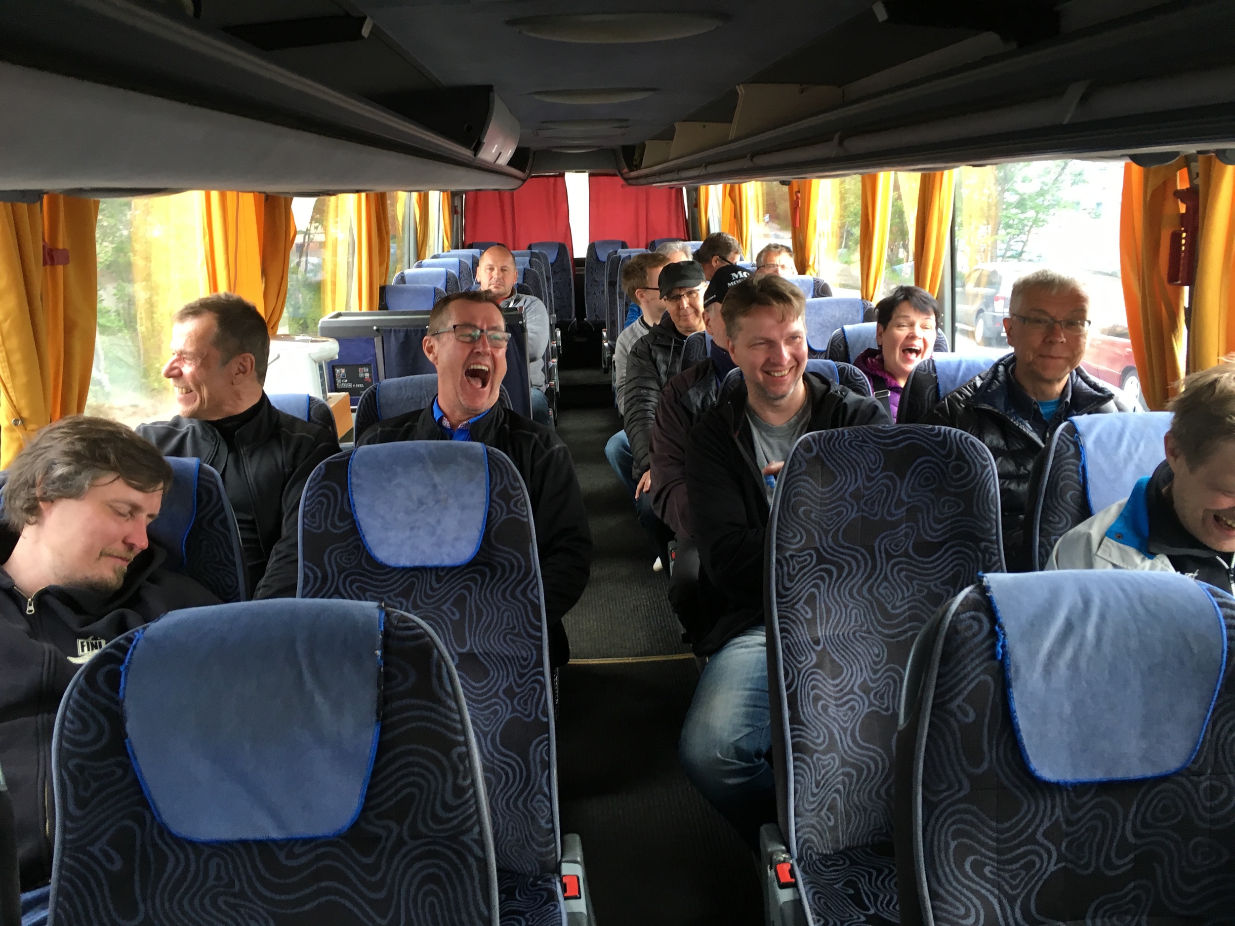 Bussissa on hauska matkustaa... Naurun remakkaa tai sitten pienet "avainunet" ;)