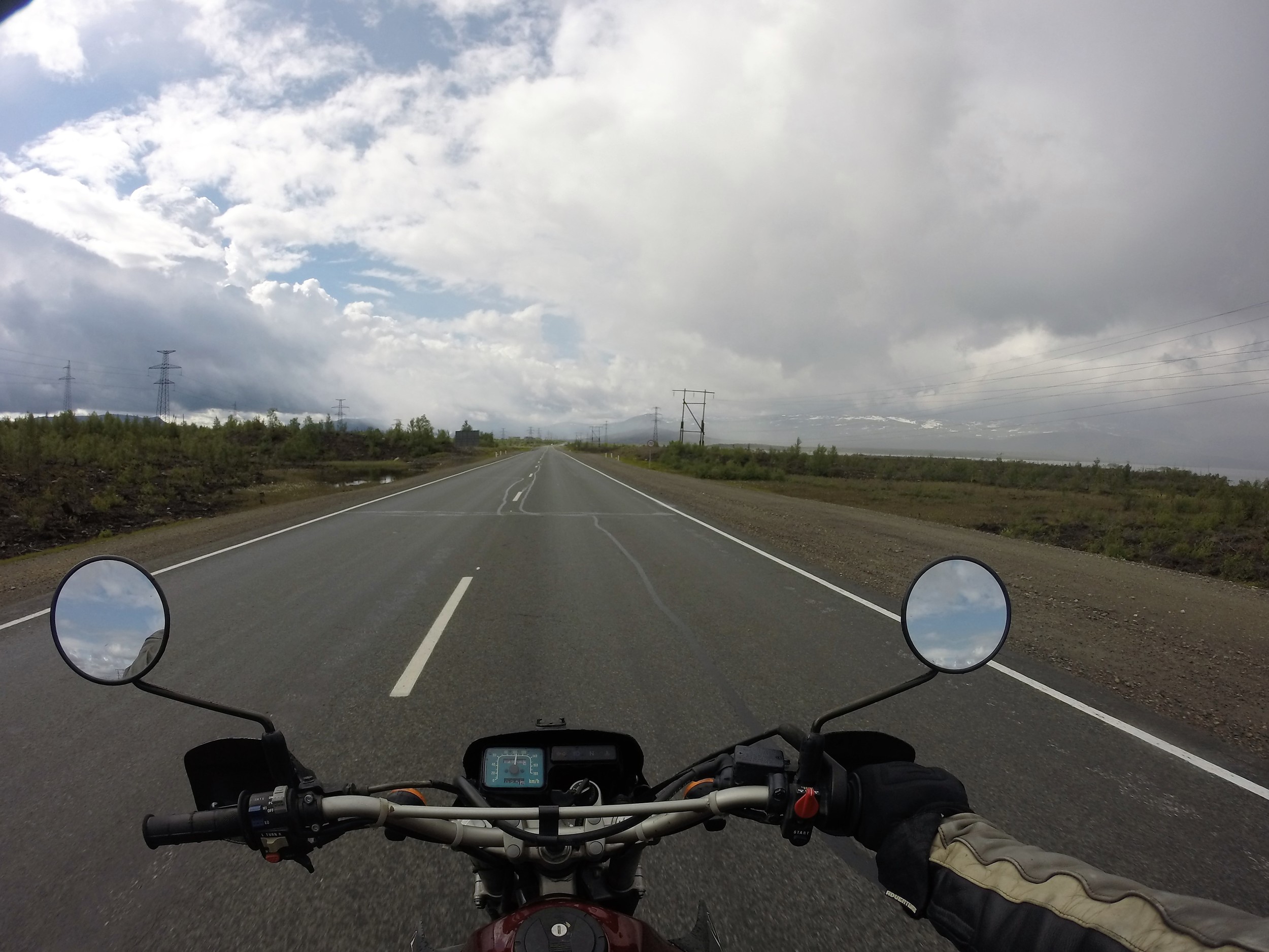 Highway ja horisontissa näkyy lähestyvät lumihuiput!