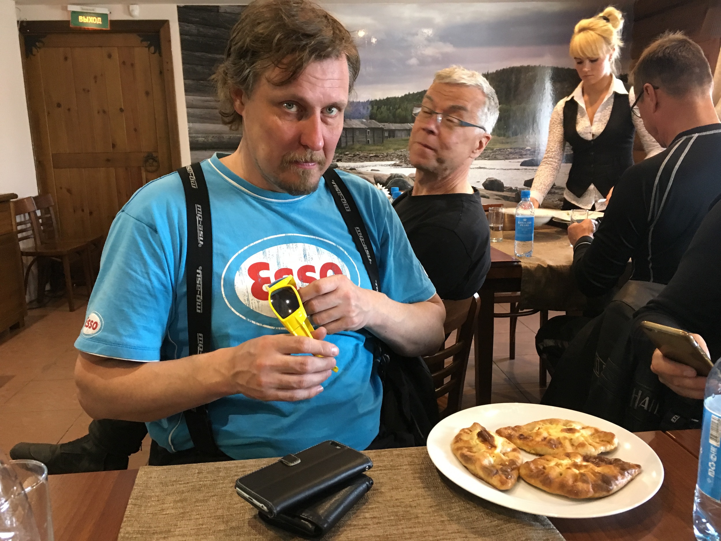Jari koeponnistaa vielä Hotelli Gandvikin perunapiirakat ennen lähtöä. Juha selvästikin himoitsi kaverin eväitä?