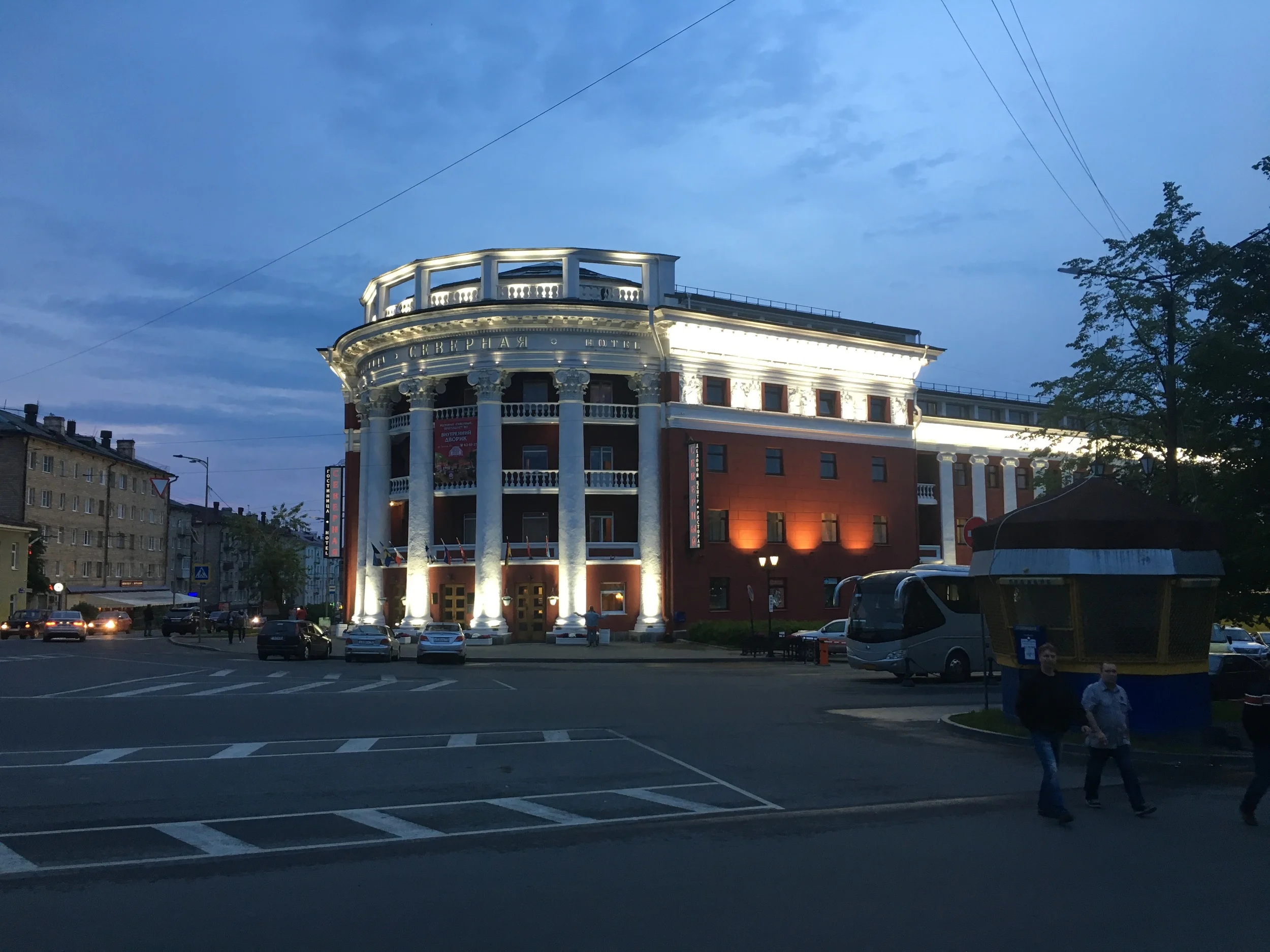 Petroskoin hotellimme Severnaja iltavalaistuksessa.