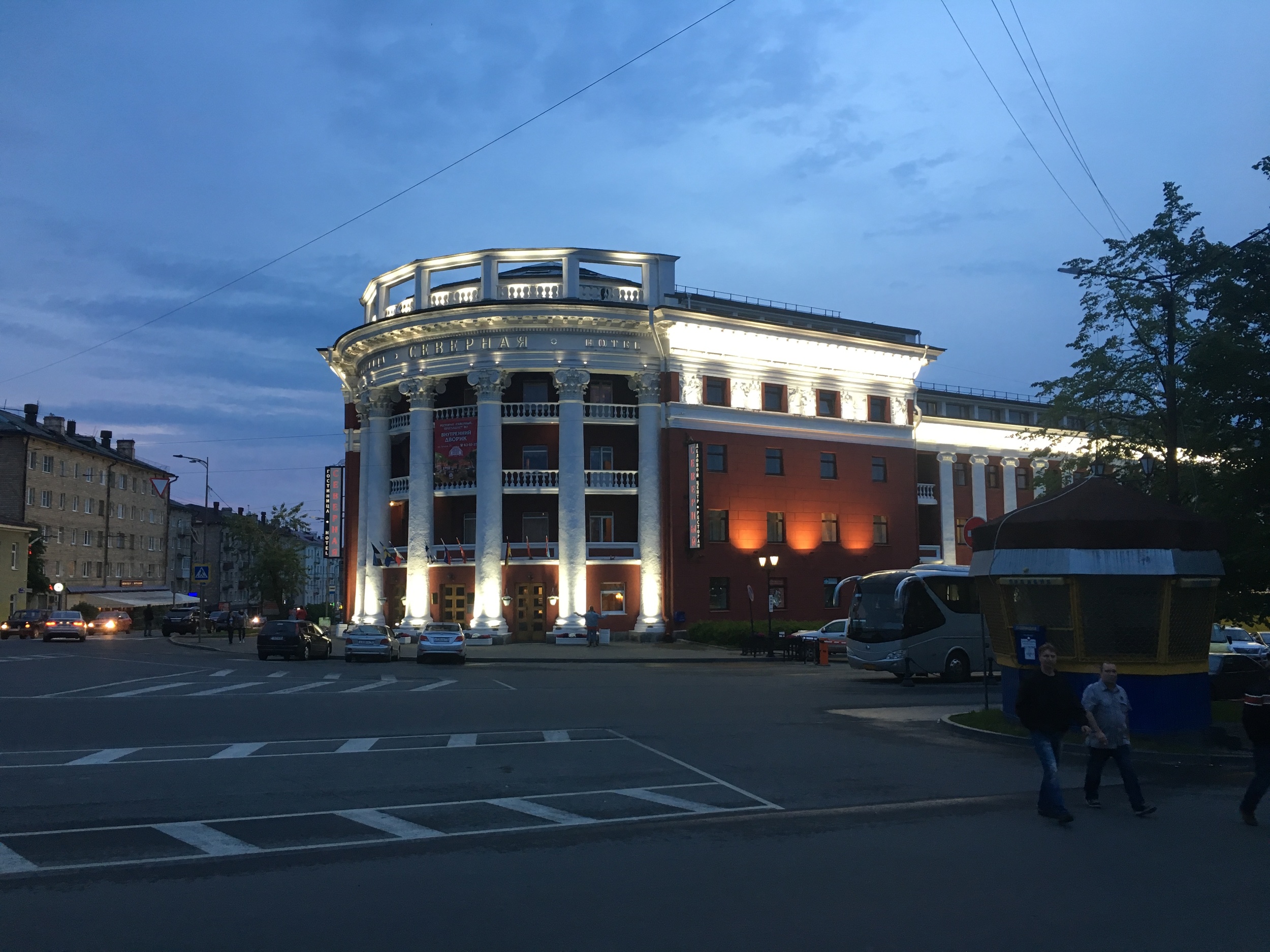 Petroskoin hotellimme Severnaja iltavalaistuksessa.