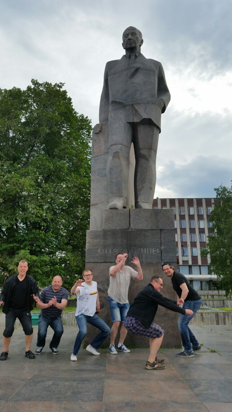 MC Räpiköijät ja siemaus kulttuuria O.W.Kuusisen patsaalla.