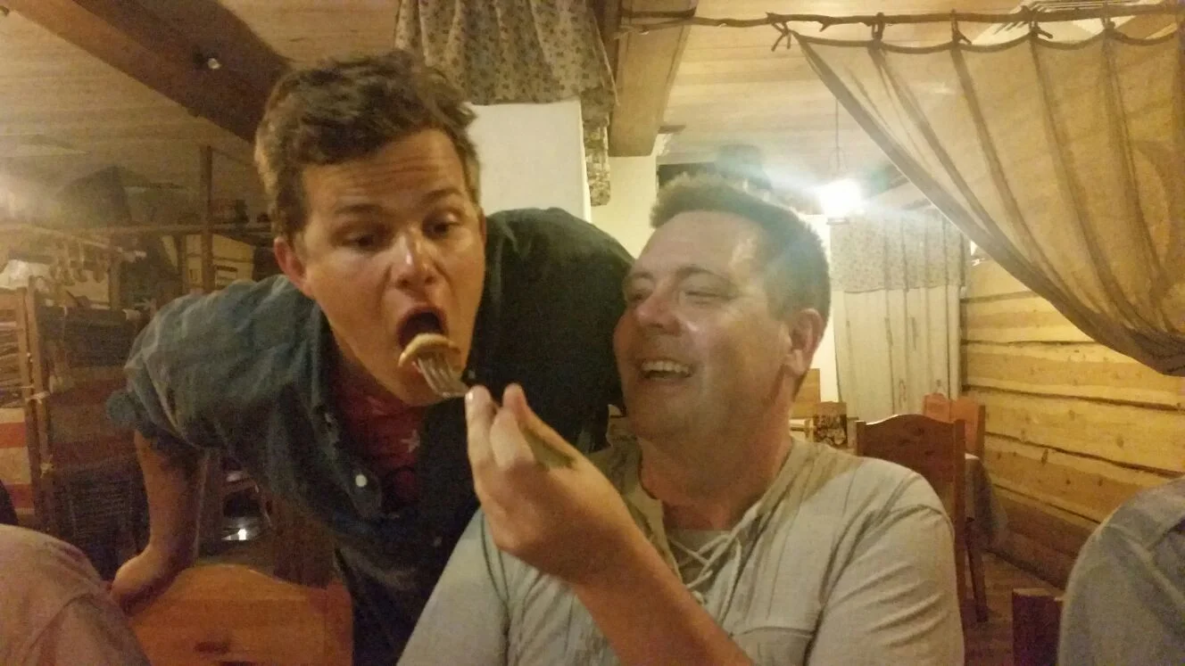 Matkanjohtajien Danin ja Mikan eväshetki.