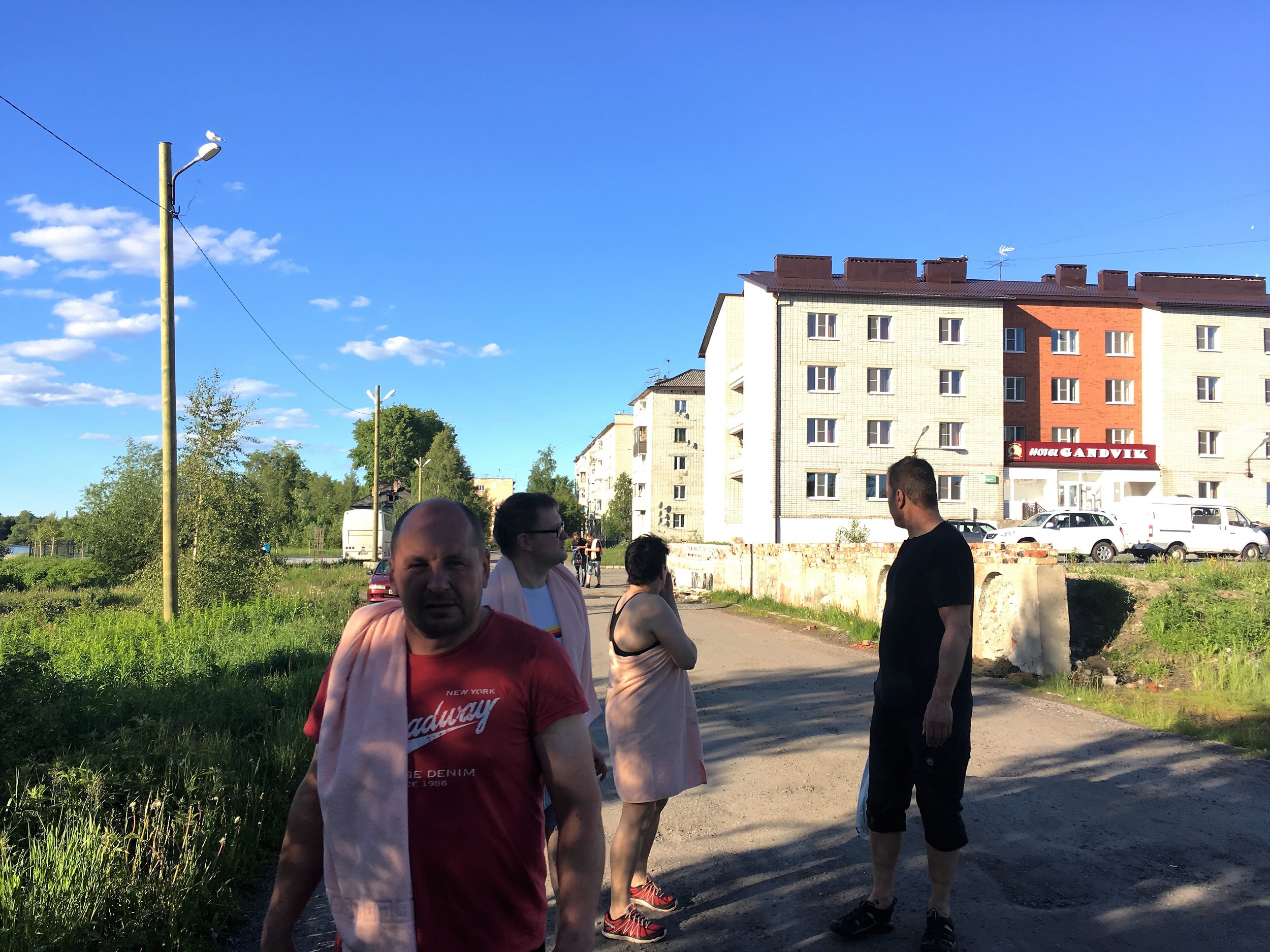 Belomorskissa pyörät parkkiin ja uimaan!