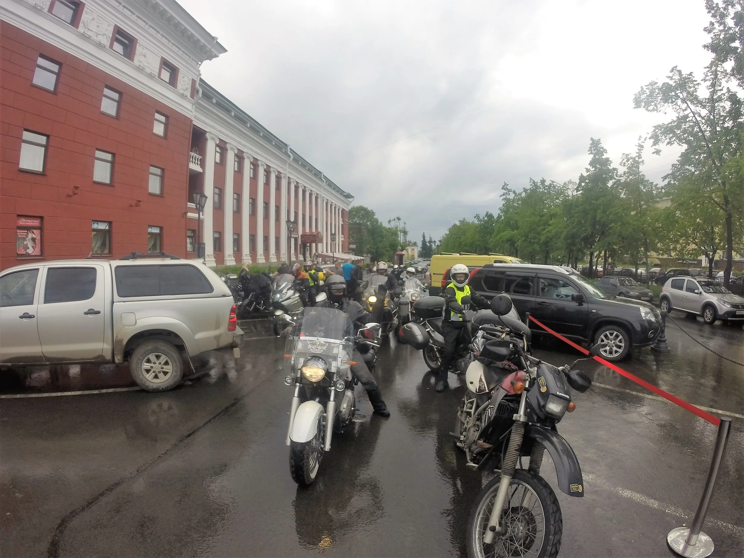 Ensimmäinen ryhmä valmiina lähtöön hotelli "Pohjolan" edustalta...