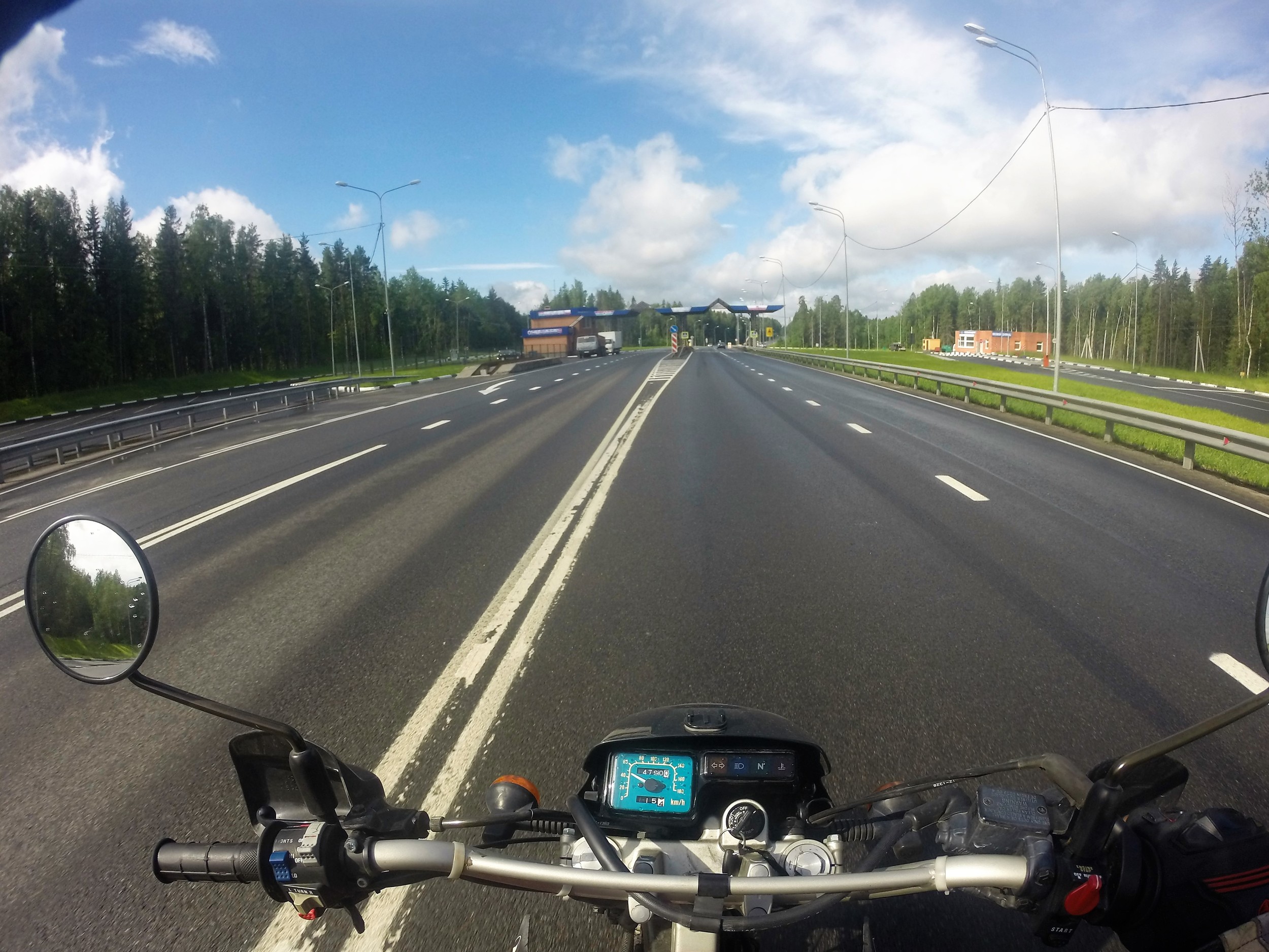 Aika usein Venäjän teillä tulee vastaan "DPS" eli liikennepoliisin tarkistuspisteitä. Pyöräilijät pääsevät melkein aina läpi ihan pelkällä nyökkäyksellä...