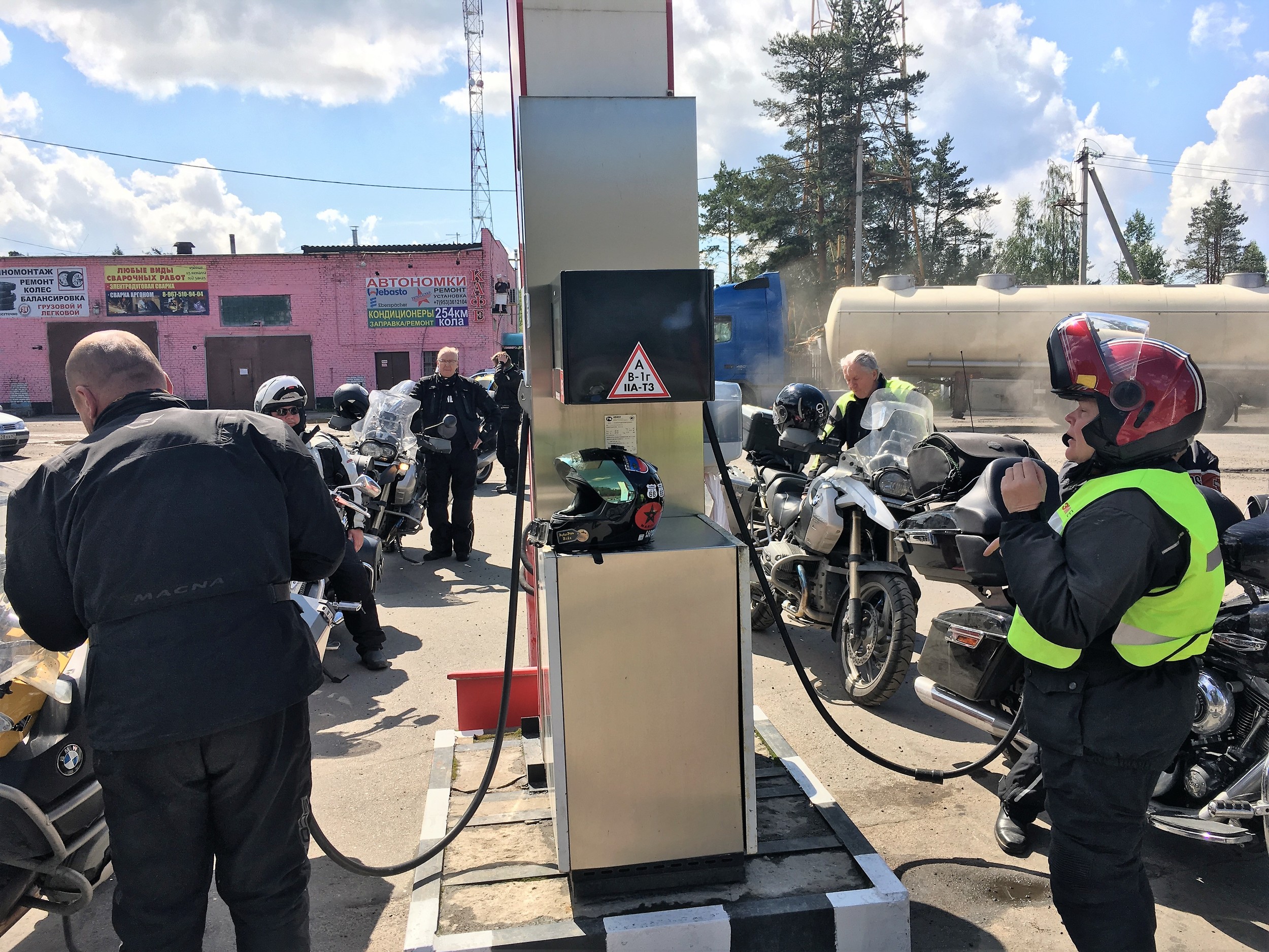 Meidän tankkaukset alkoivat olla niin hyvin hiottuja, että 11 pyörän tankkaus saatiin valmiiksi noin 5 minuutissa!