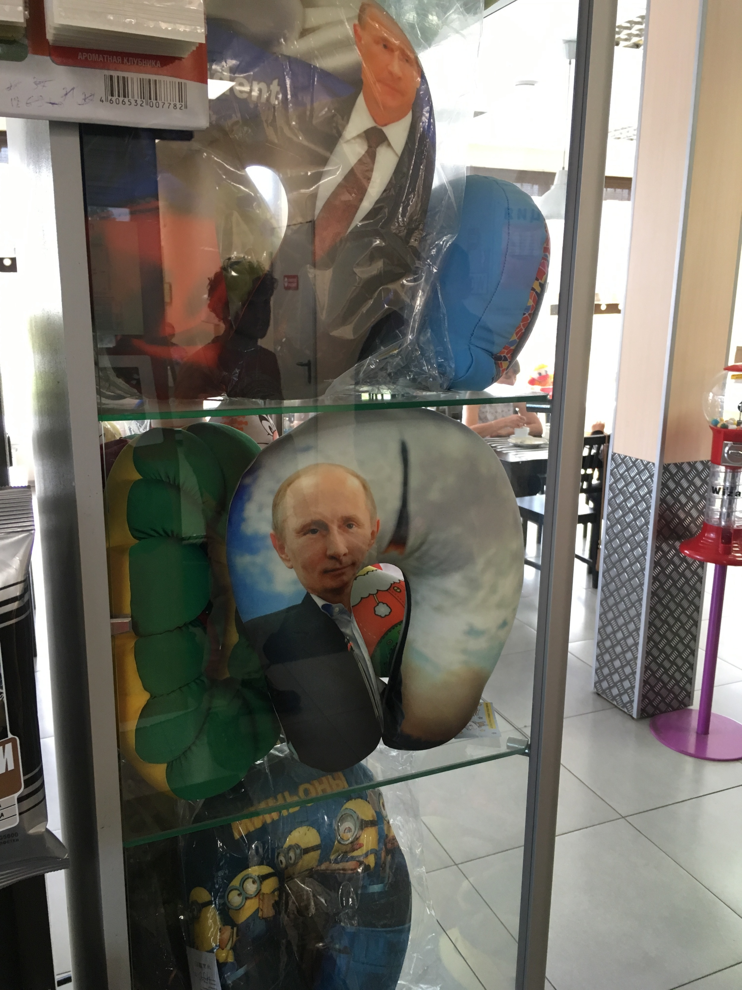Aika usein bensa asemalta sai ostettua näitä supermukavia "Putin" tyynyä - mainoksen mukaan niin turvallista unta et saa mistään!