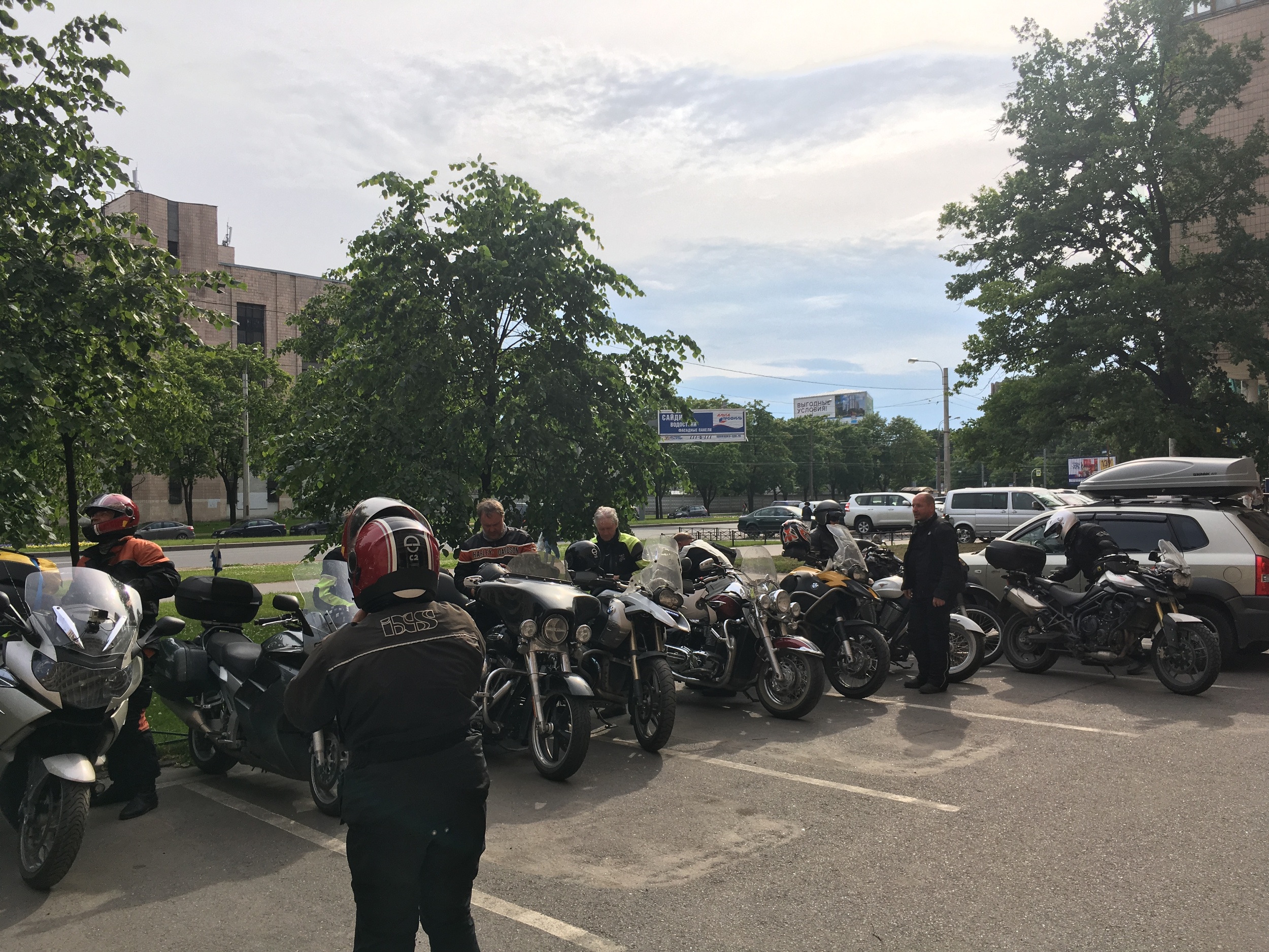 Pyörät parkkiin ja nopeasti kypäräkaljoille!