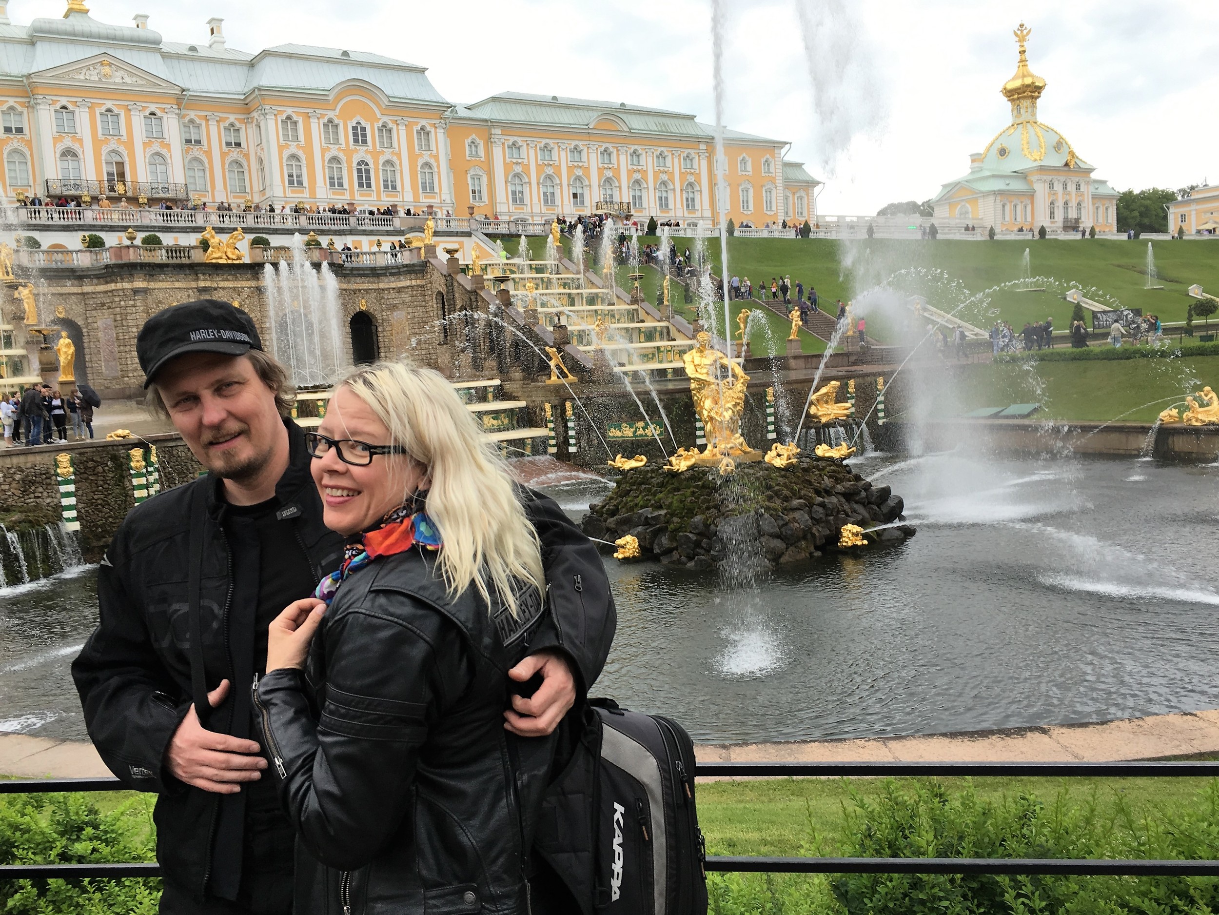 Jari ja Kirsi romanttisella kävelyllä Pietarhovissa :)