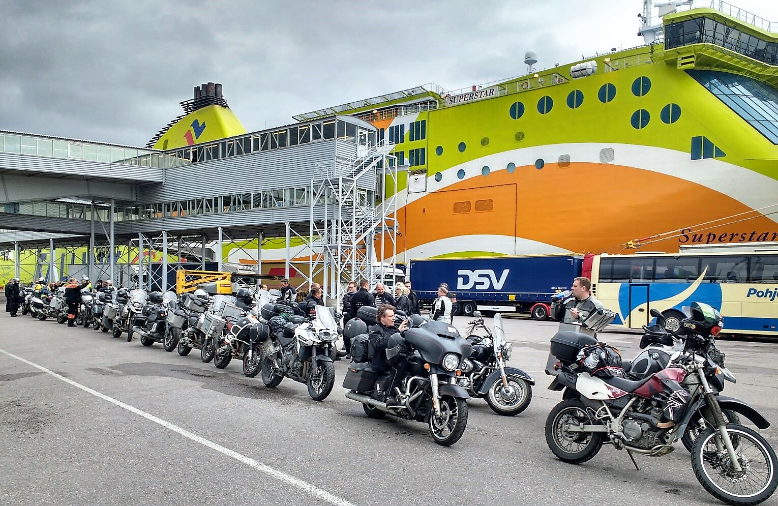 Molemmat ryhmät kasassa, odottamassa laivaannousua...