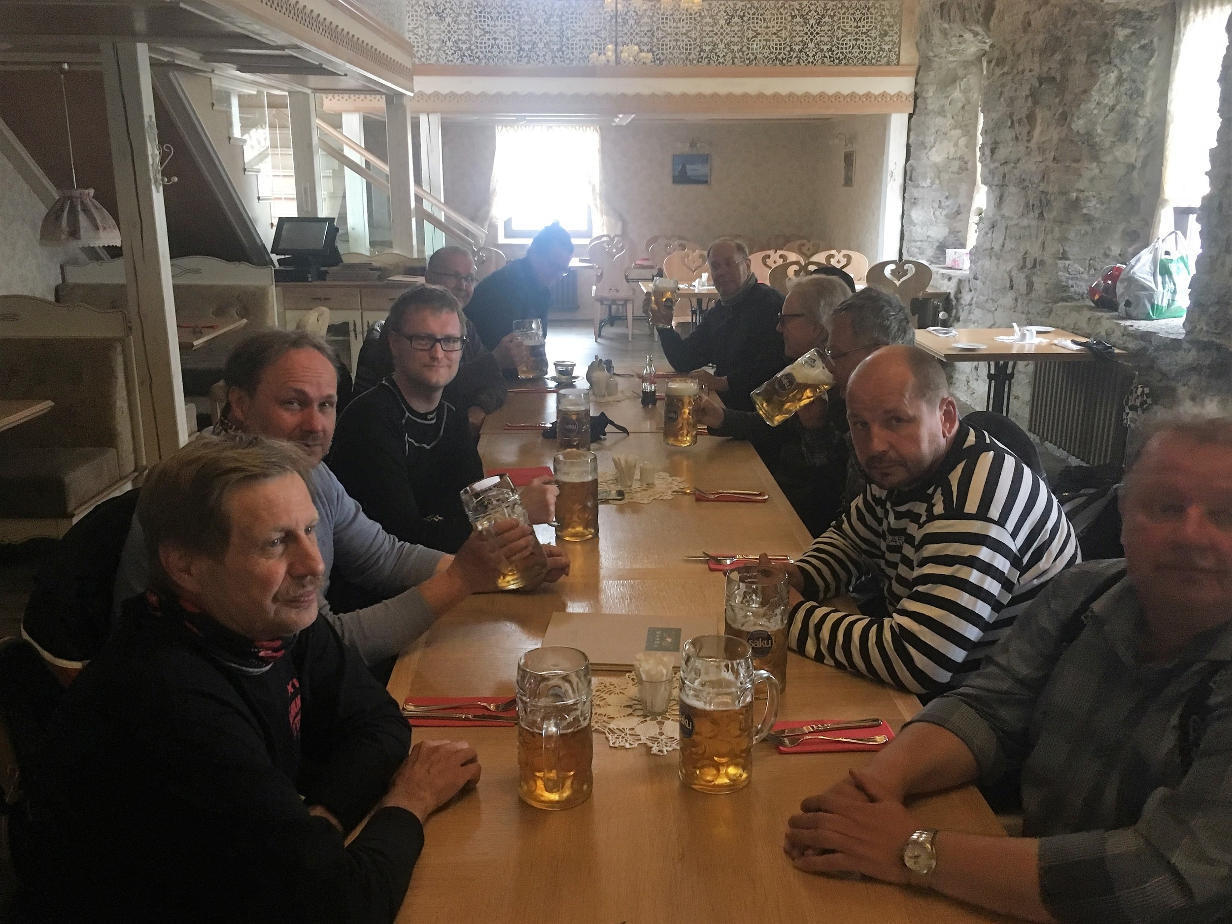 Sillä aikaa kun ryhmän deekut olivat alkossa lastaamassa laukut täyteen ostoksia - herrasmies ryhmä kävi sivistyneesti yhdellä, "pienellä" olueella :)