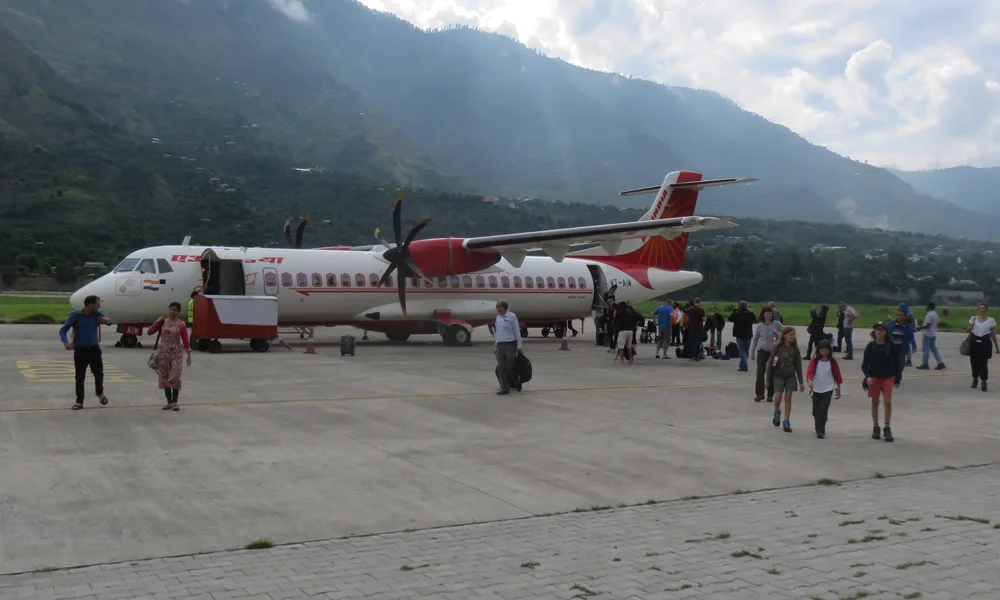 Olemme juuri laskeutuneet Kullu-Manali lentokentälle Air Indian siivin!