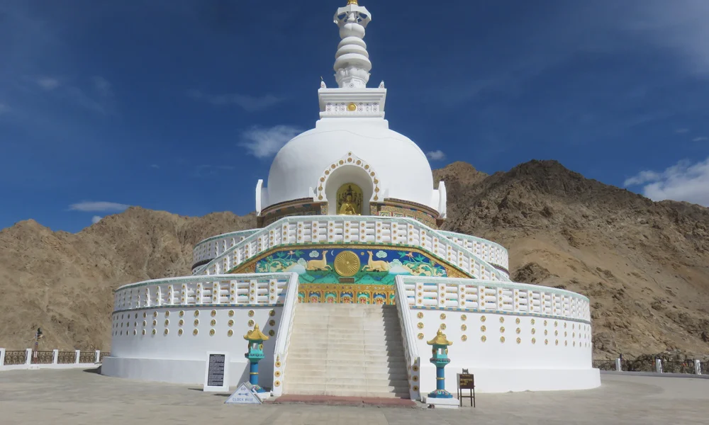 Aamu alkaa kulttuurikäynnillä. Kohteena Lehin maisemaa hallitseva Shanti stupa!