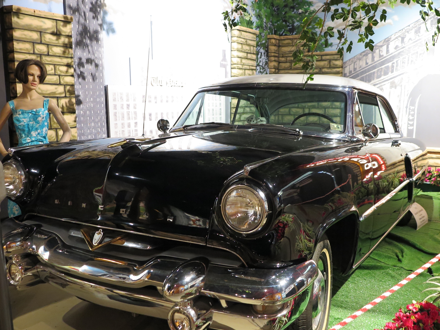 Esillä oli muutamia eri aikakausien amerikkalaisautoja, kuten tämä Lincoln Continental 50-luvun lopulta.