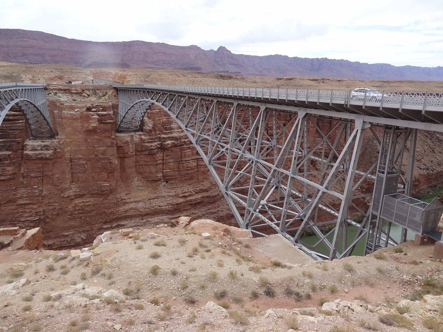 Navajo Bridge on jo lähes 90 vuotias. Sen vieressä oleva jalankulkijoiden eli maiseman ihmettelijöiden silta on samanlainen rakenteeltaan.