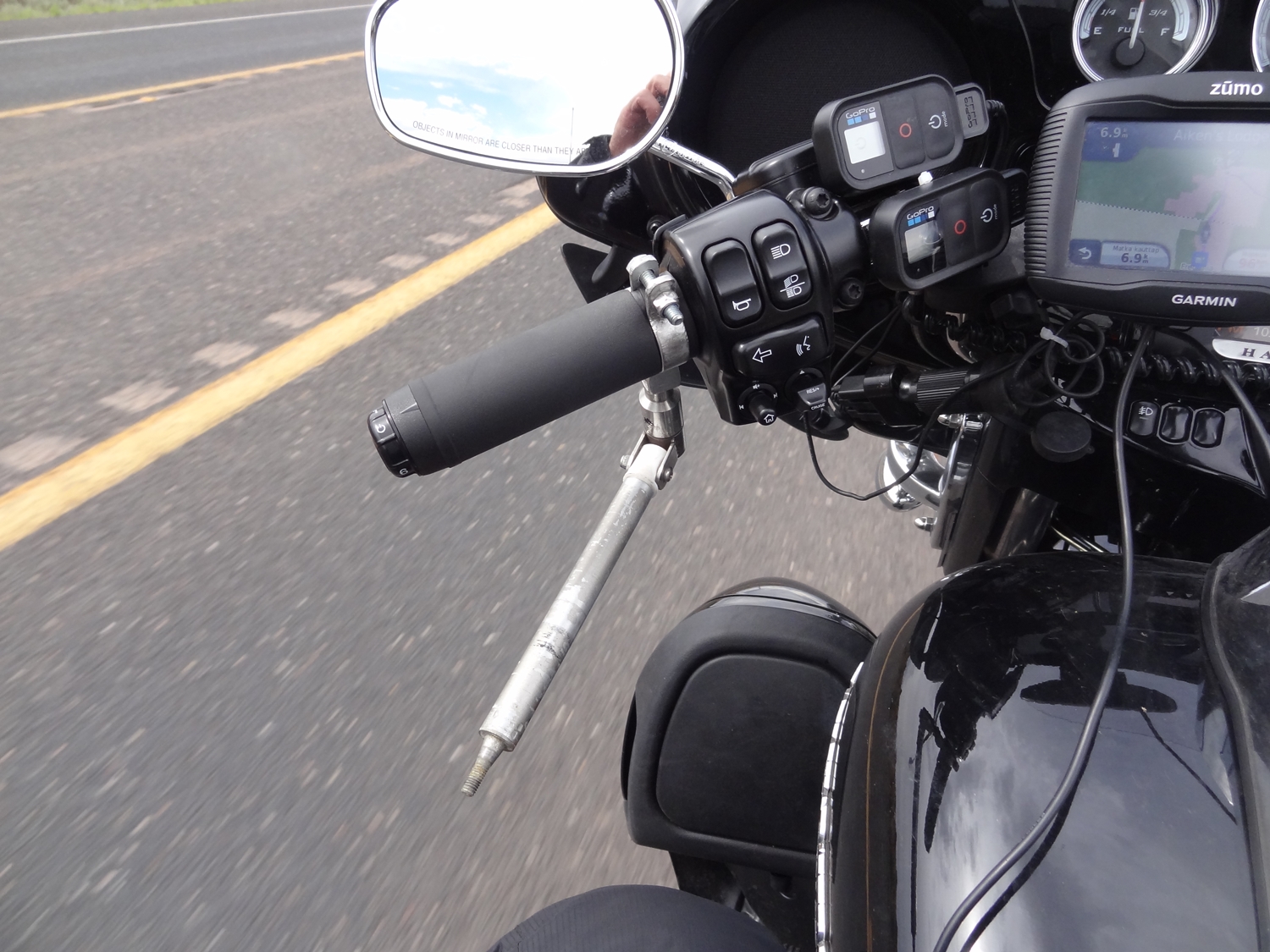 Tässä se, mitä hienosta Highway Handlesta jäi jäljelle, kun Harrikka ravistaa näköjään kaiken joutavan ja huonosti kiinnitetyn kyydistään. Hyvin tuo on LT:n ja Winkuloiden kyydissä neljännesmiljoonan kilometriä kestänyt, mutta rajansa ilmeisesti kaikella... Noo, onneksi tuo on helppo korjata kotoa löytyvästä teleskooppikävelysauvasta varastettavista osista.