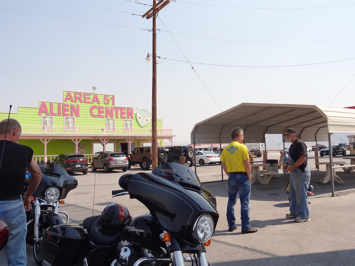 Amargosa Valleyn Area 51 -taukopaikka. Tässä kari oli meitä odotellut varttia aiemmin ja kuulemma jututtanut samaa partasuuta, jonka kanssa Kjell tässä haastelee.
