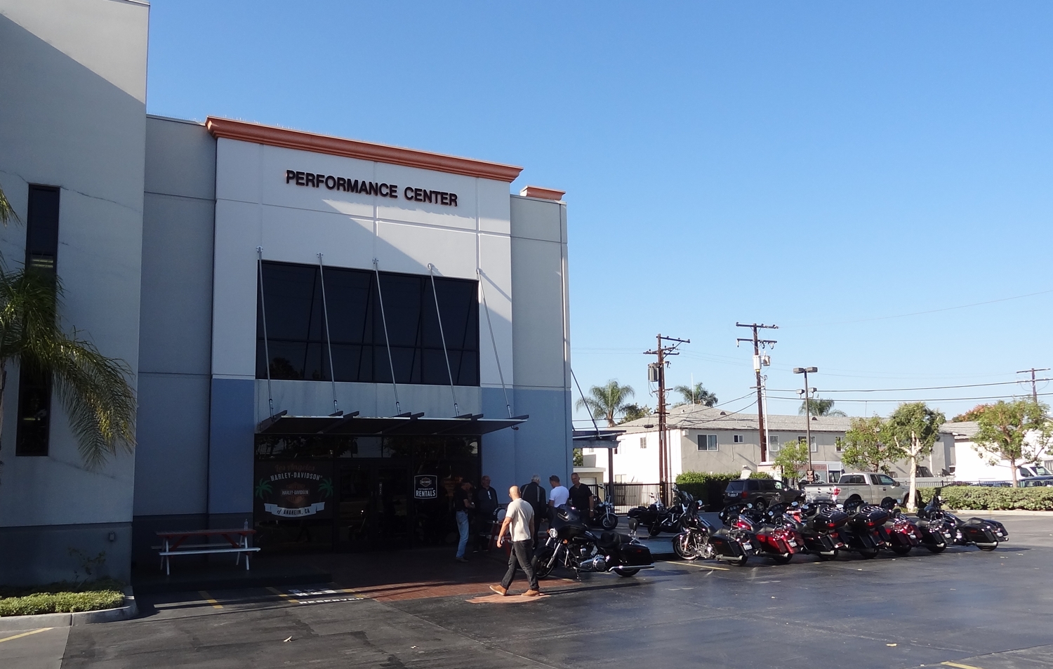 Los Angeles Harley Davidsonin huolto-osasto, jonka edustalle parkkeerasimme pyörämme. Eräät matkalaisistamme kiinnittivät huomiota tekstiin "Performance Center". Pitivät "performance"- sanaa vahvasti liioiteltuna...