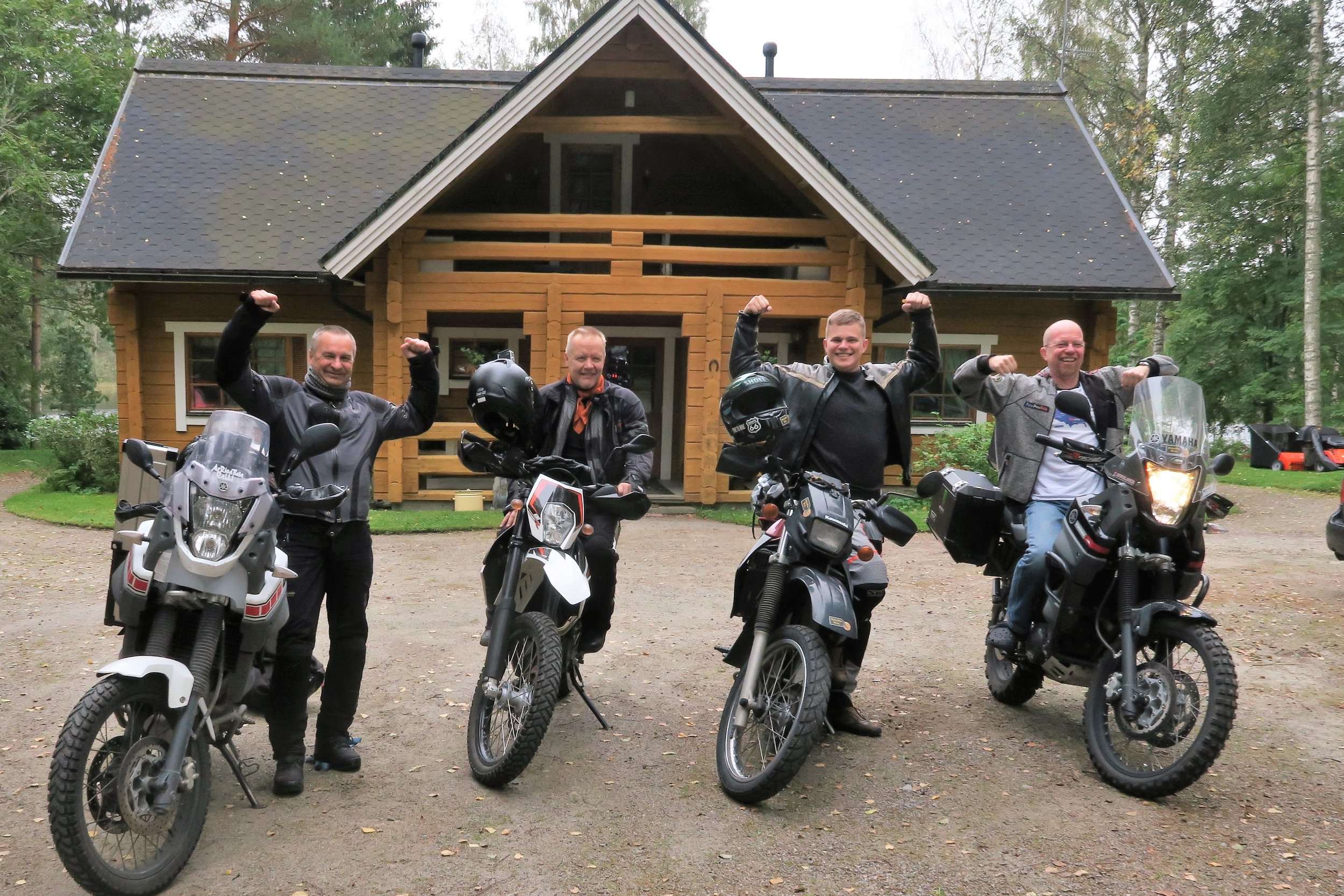 PeterPanBiken tutkimusryhmä lähtövalmiina vasemmalta oikealle: Pekka (Yamaha Tenere 660), Matti (KTM Enduro 690), Dani (Kawasaki KLR650) ja Peter (Yamaha Tenere 660)