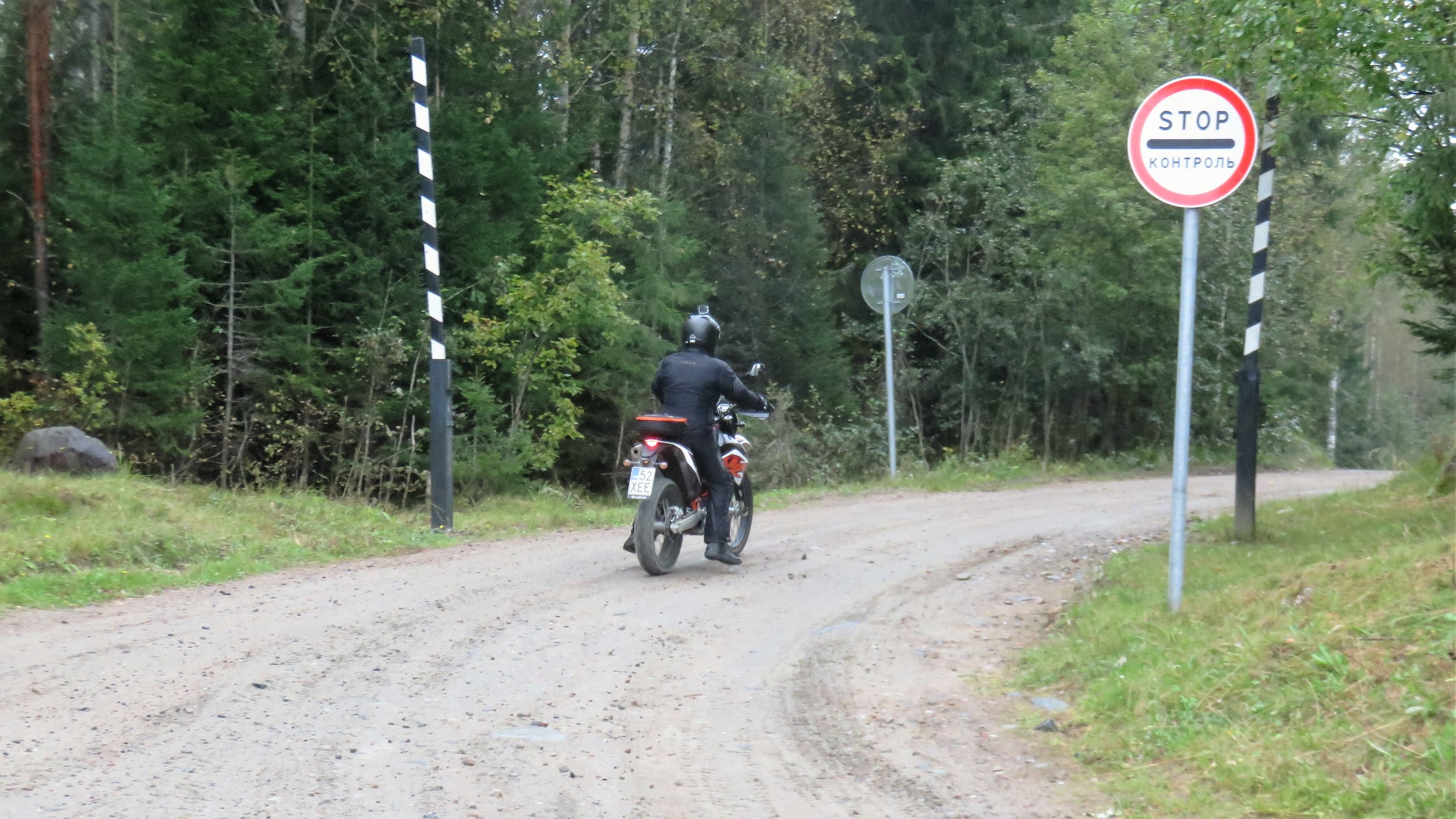 Venäjän puolella rajan lähellä on paljon kieltokylttejä, mutta todellisuudessa alue on niin järjettömän laaja, että kukaan ei sitä pysty valvomaan...