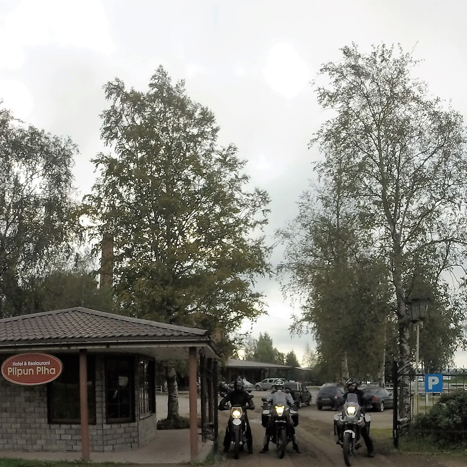 Yötä oltiin Sortavalassa "Piipun Piha" hotellissa - Hyvät huoneet, sauna ja Laatokan ranta! Iso, vartioitu parkkipaikka mopoille... Ravintola ei mitenkään erikoinen ja siksi suosittelen "Cafe Relax" Karjalankadulla, noin kilsan päässä hotellista... Nam nam... 